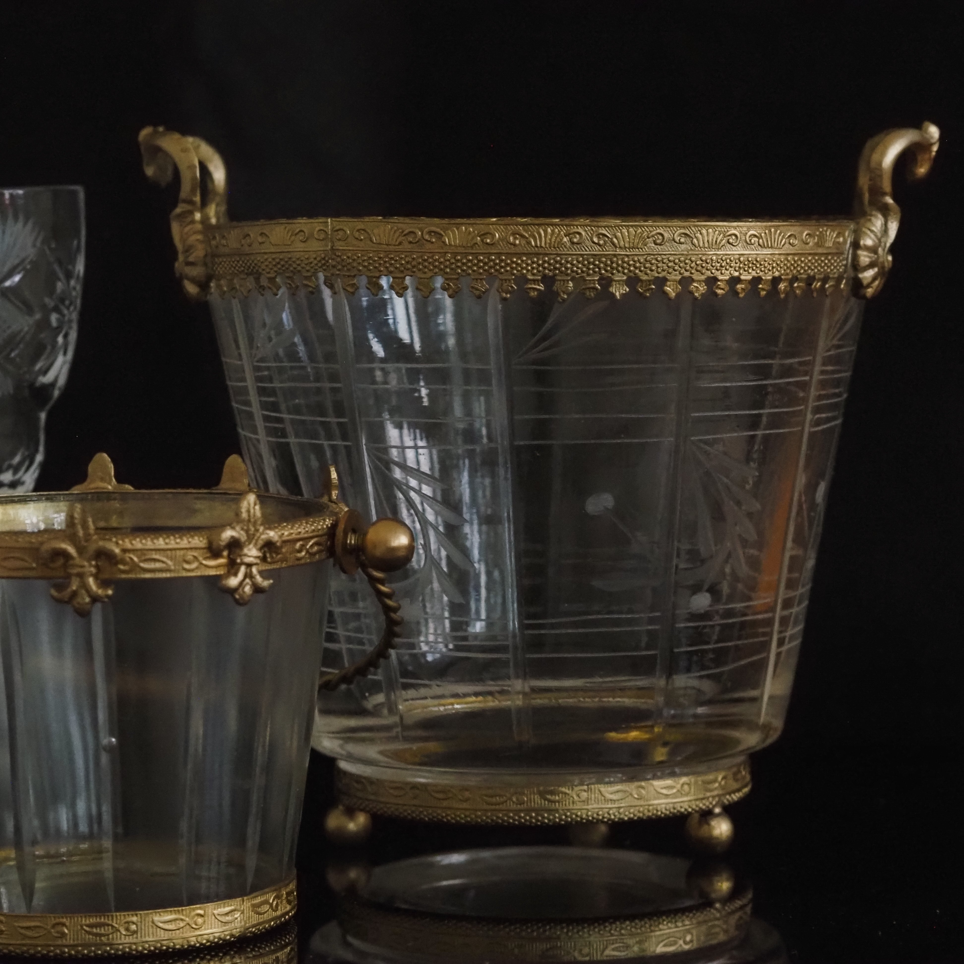 Glasschale mit Metallrand und Griffen · floral geschliffen · historisierend