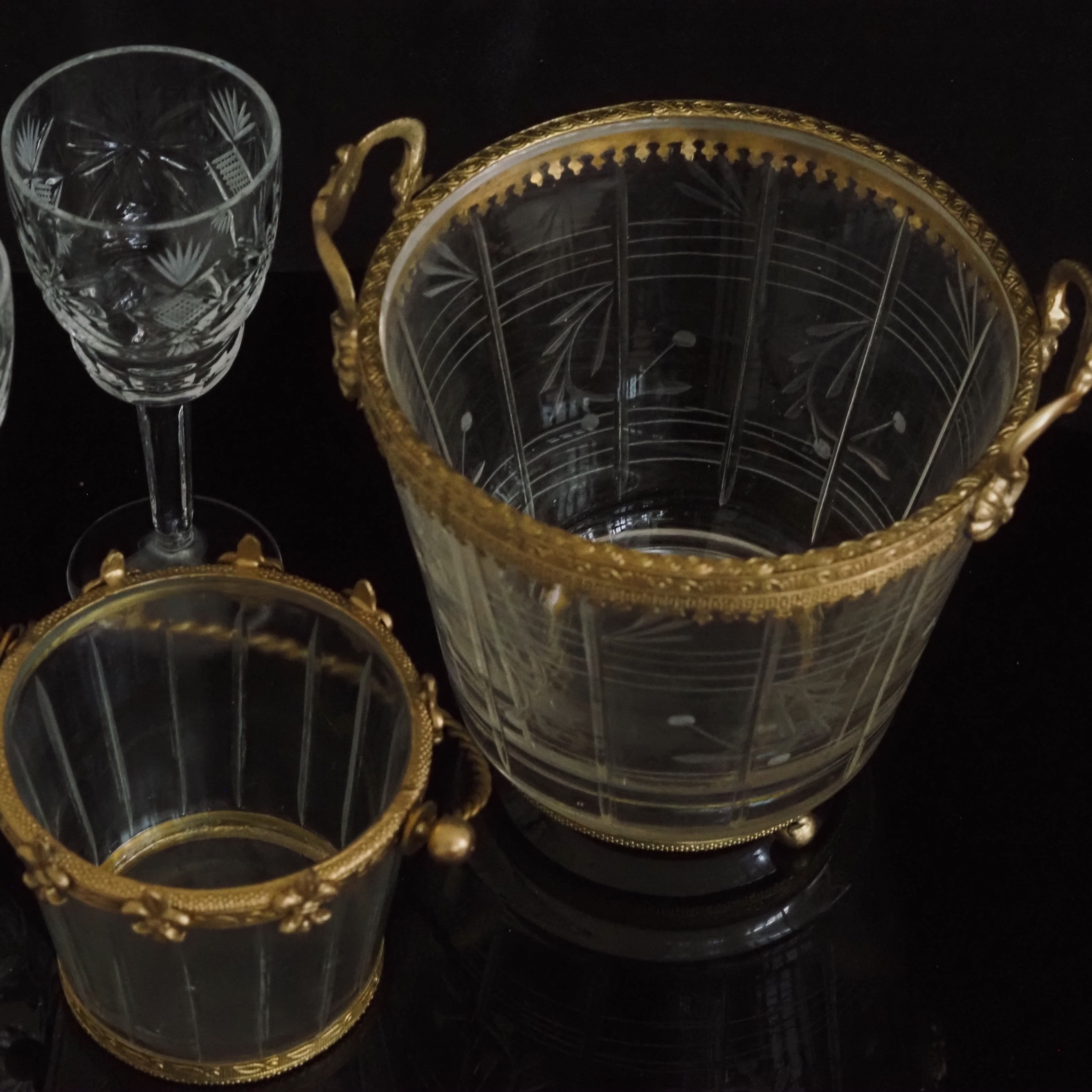 Glasschale mit Metallrand und Griffen · floral geschliffen · historisierend