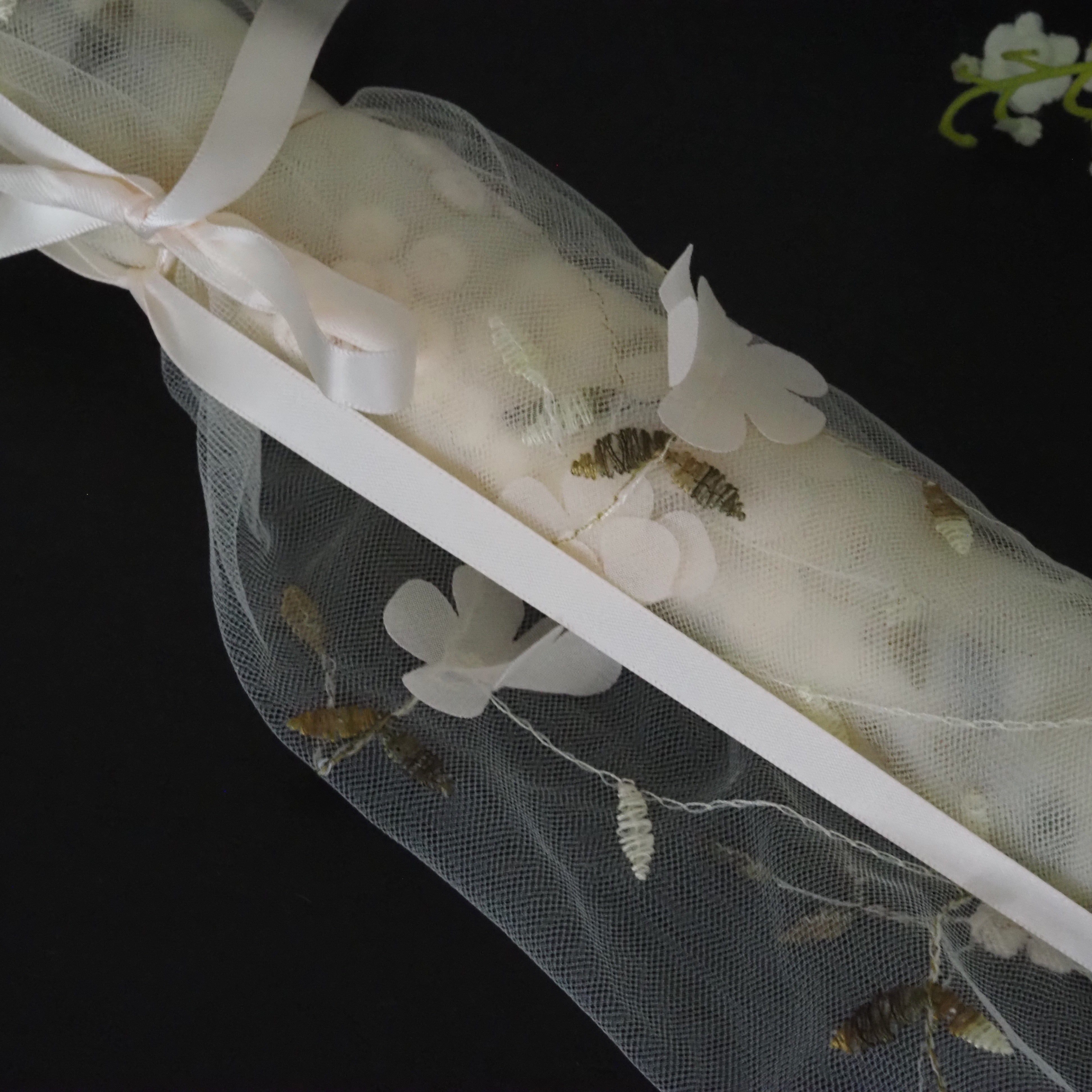 Dekostoff Bohemien · transparenter Stickstoff mit floraler Applikation