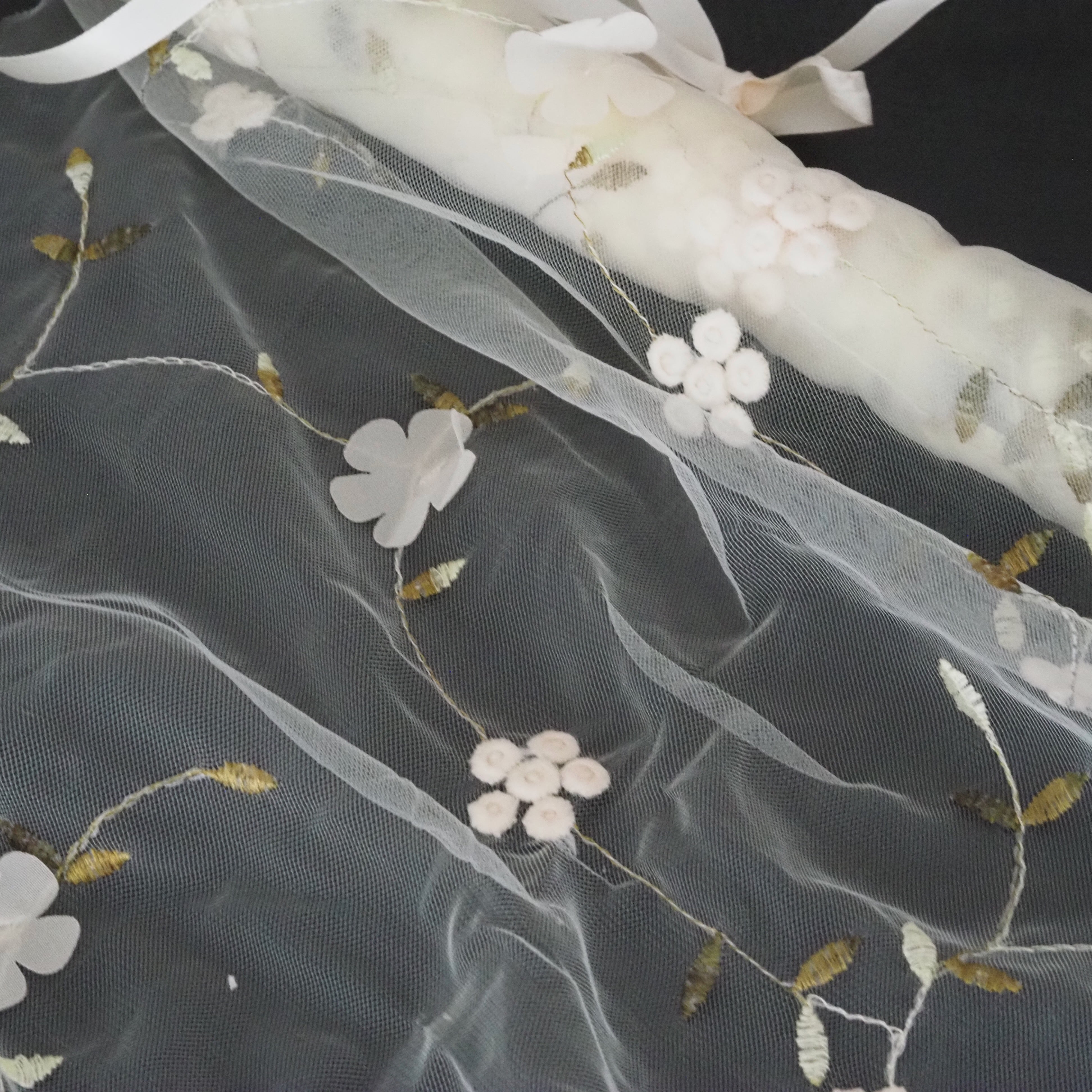 Dekostoff Bohemien · transparenter Stickstoff mit floraler Applikation