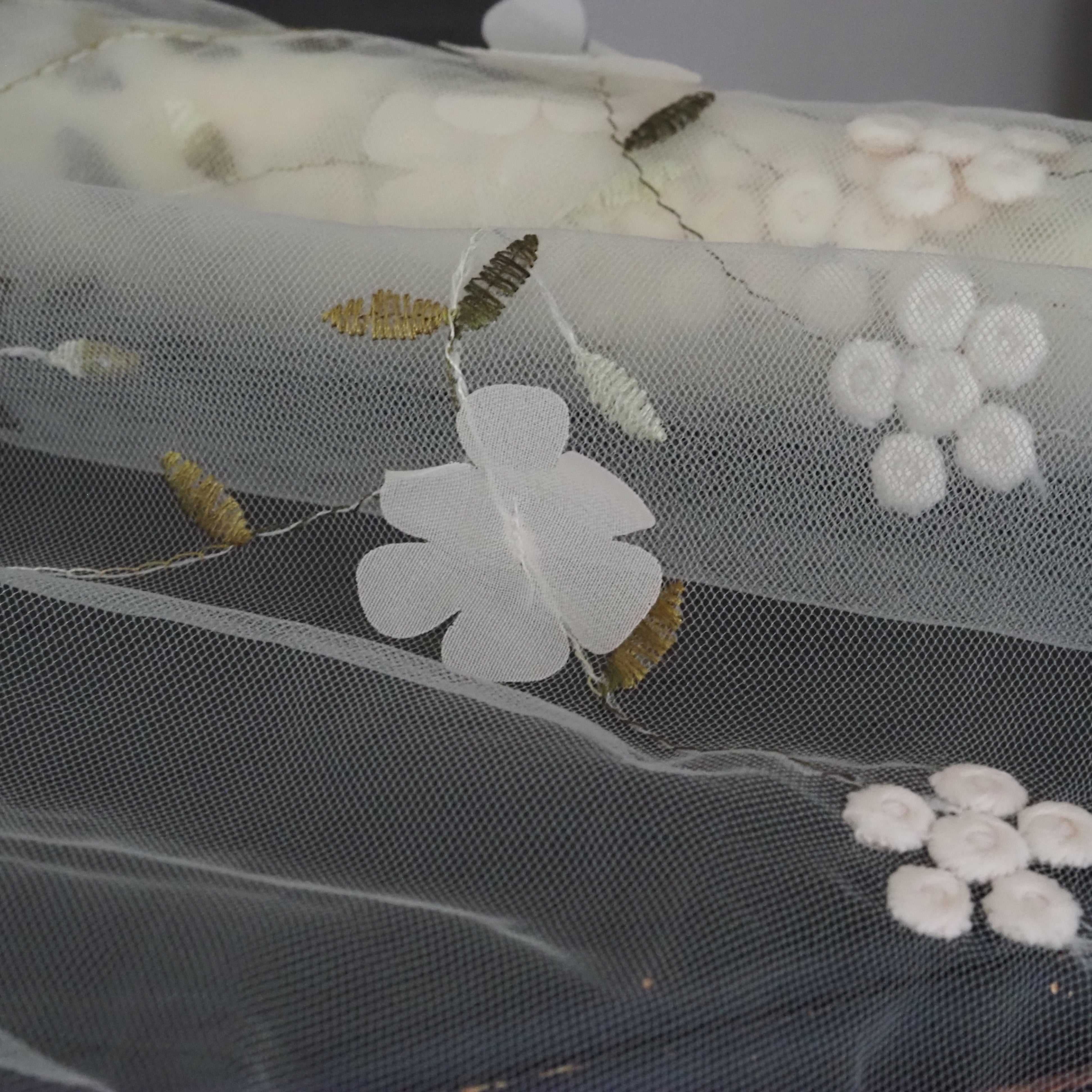 Dekostoff Bohemien · transparenter Stickstoff mit floraler Applikation