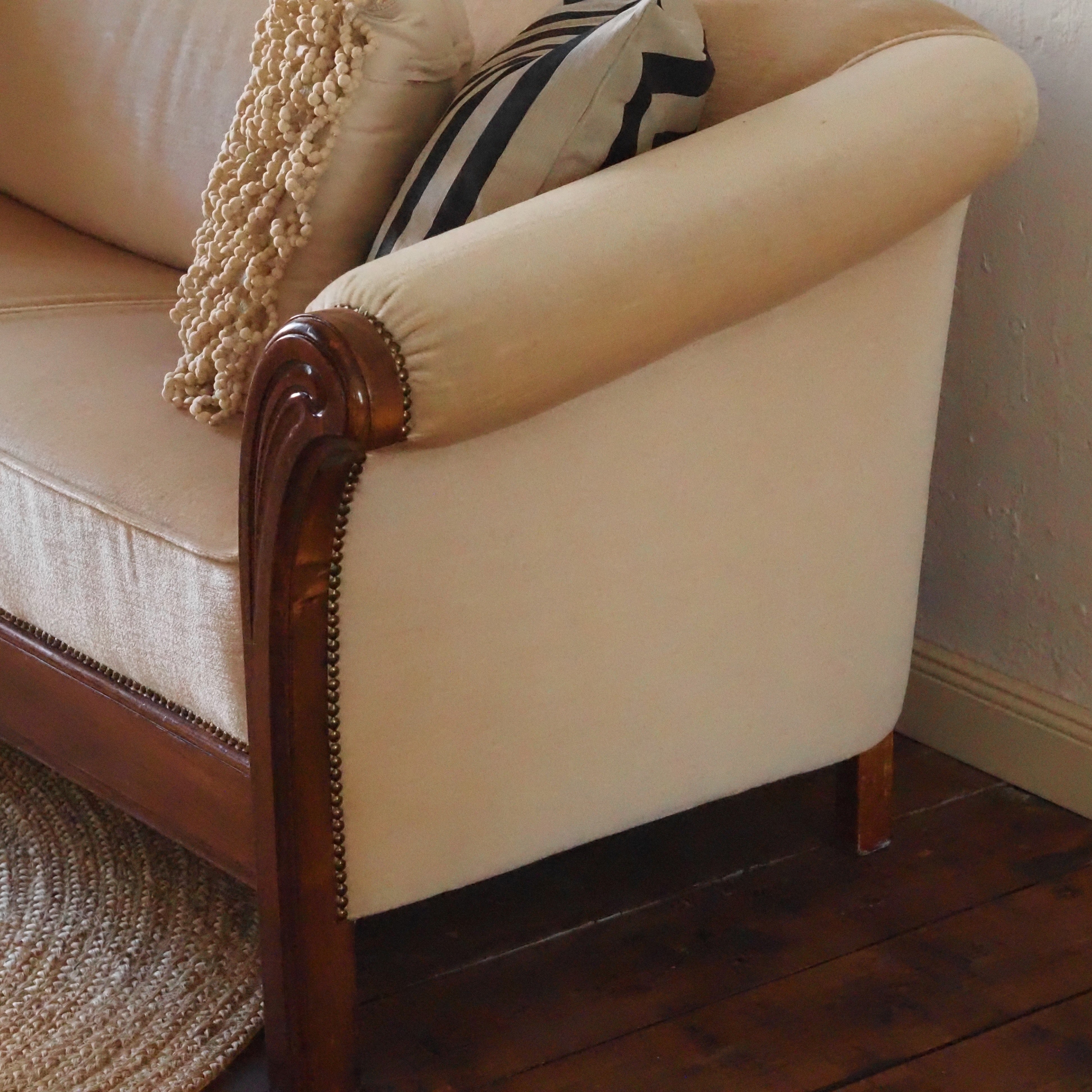 Art Déco Sofa Zweisitzer um 1930 mit geschwungenen Armlehnen