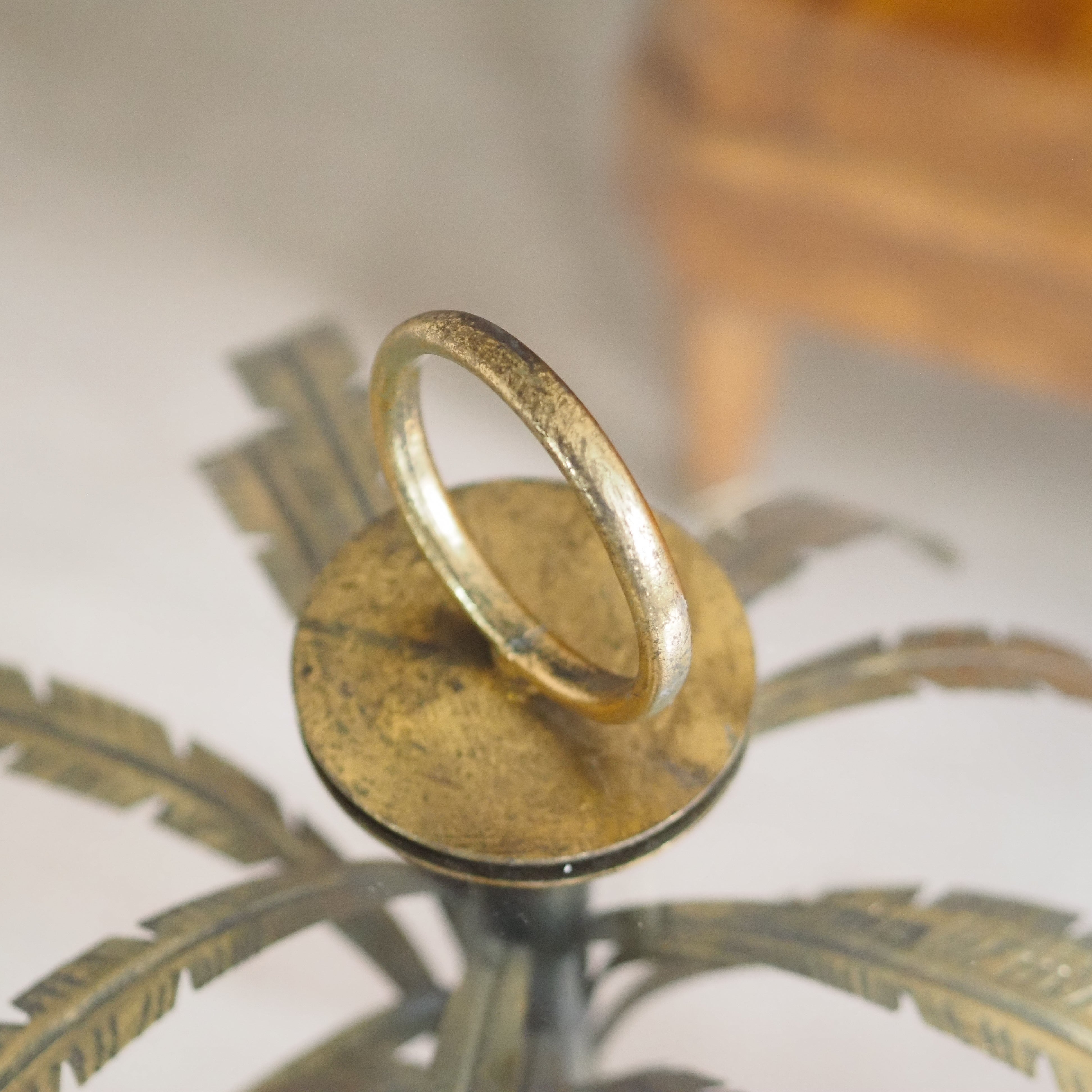 Runder Beistelltisch, Glastisch mit Palmengestell – Metall altgold, Glasplatte