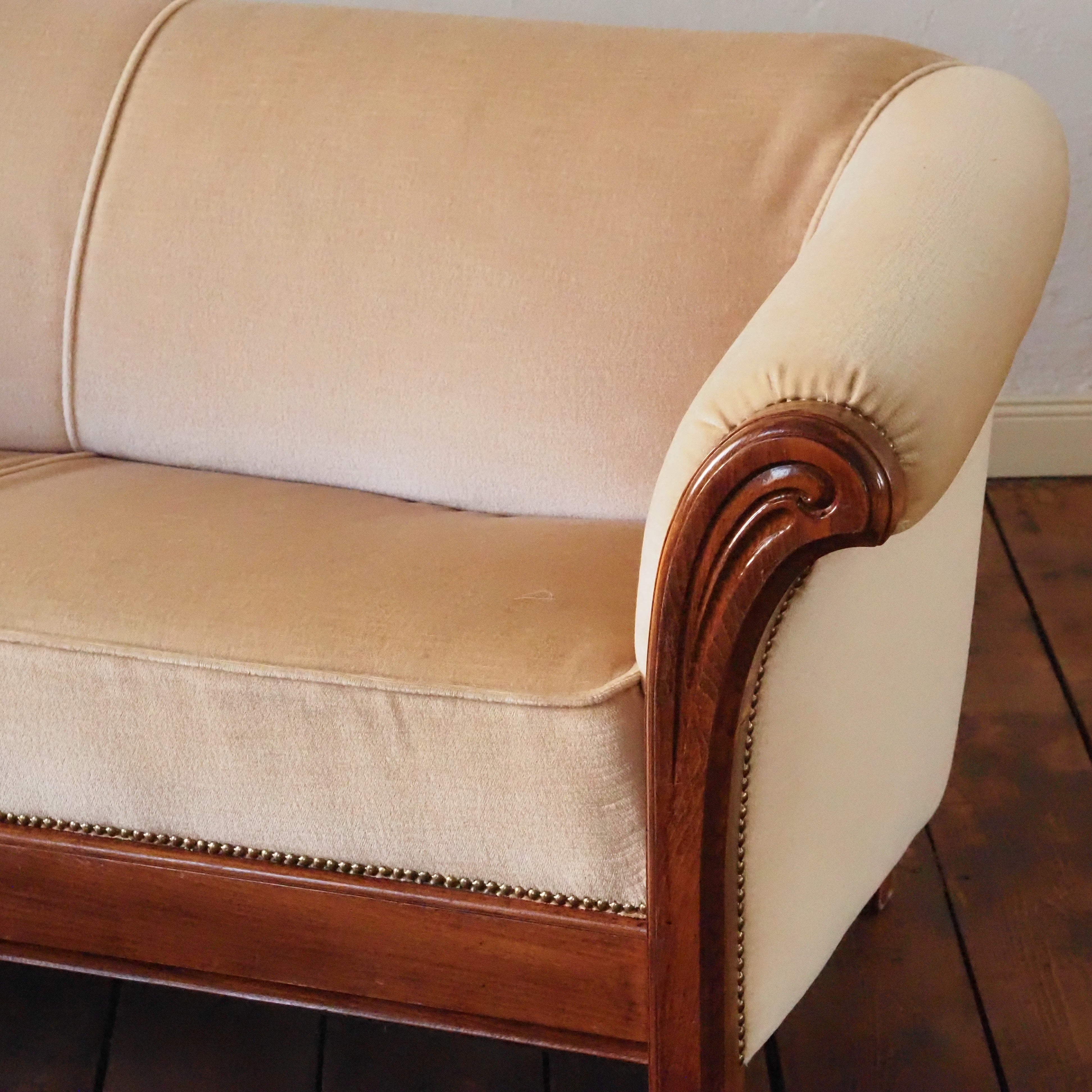 Art Déco Sofa Zweisitzer um 1930 mit geschwungenen Armlehnen