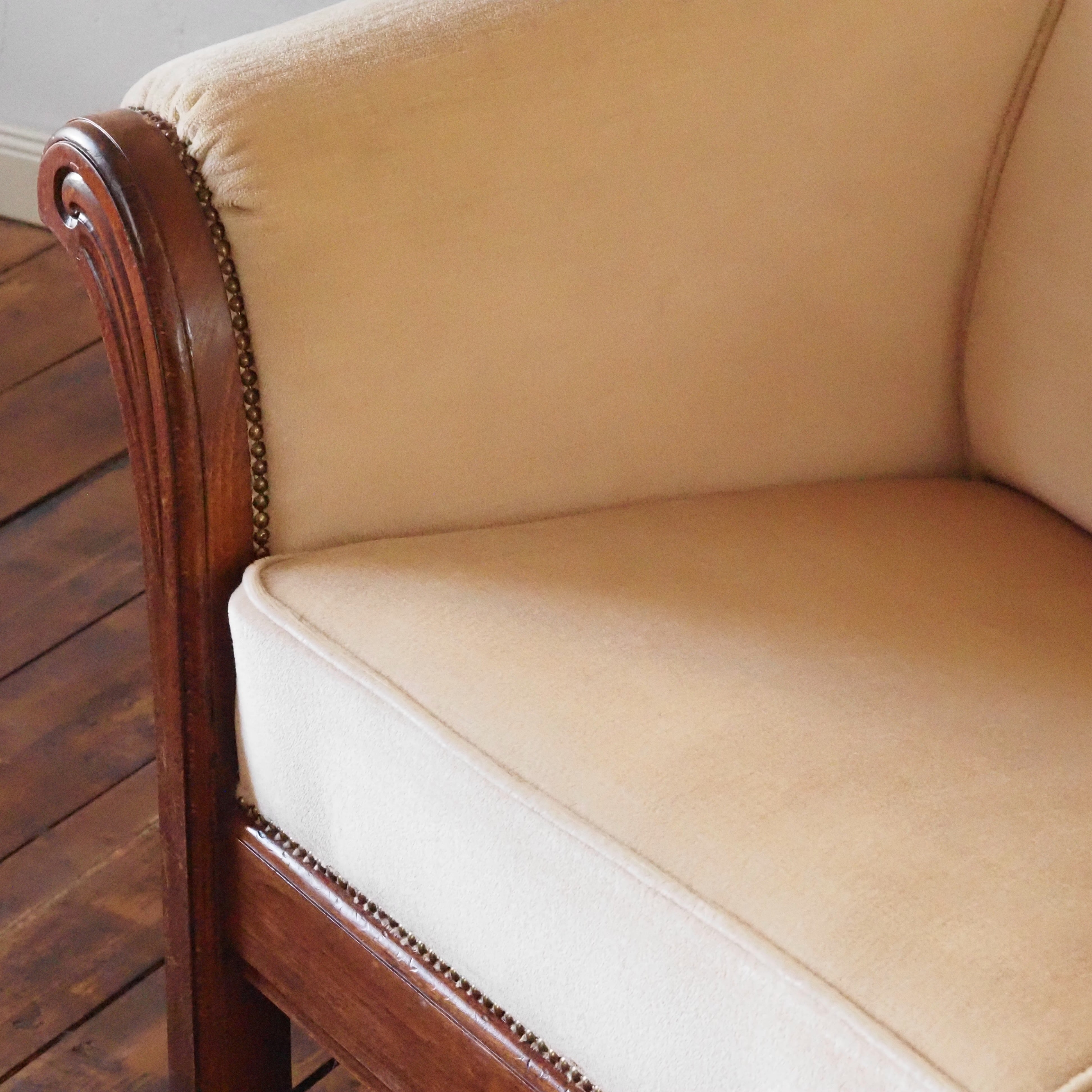 Art Déco Sofa Zweisitzer um 1930 mit geschwungenen Armlehnen
