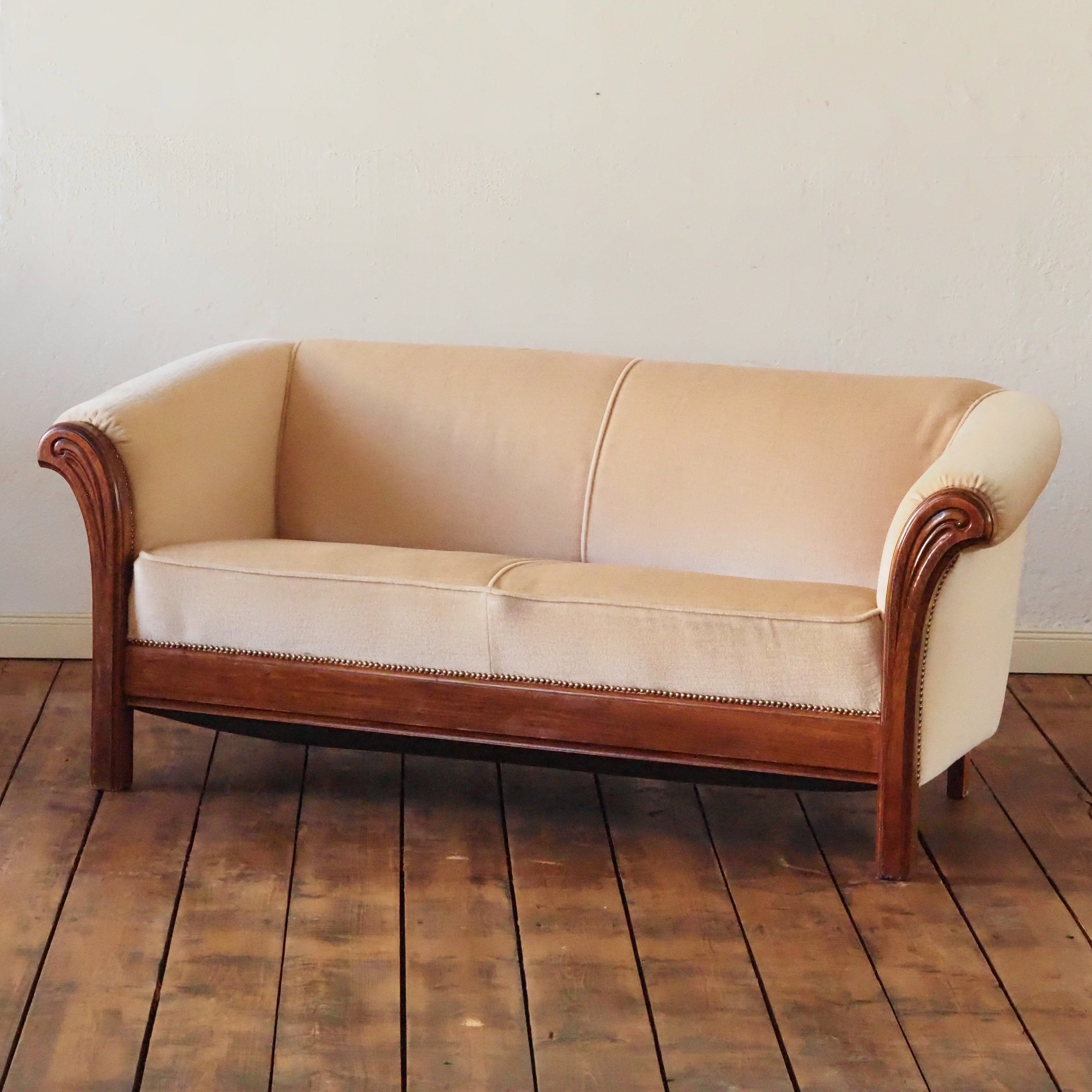 Art Déco Sofa Zweisitzer um 1930 mit geschwungenen Armlehnen