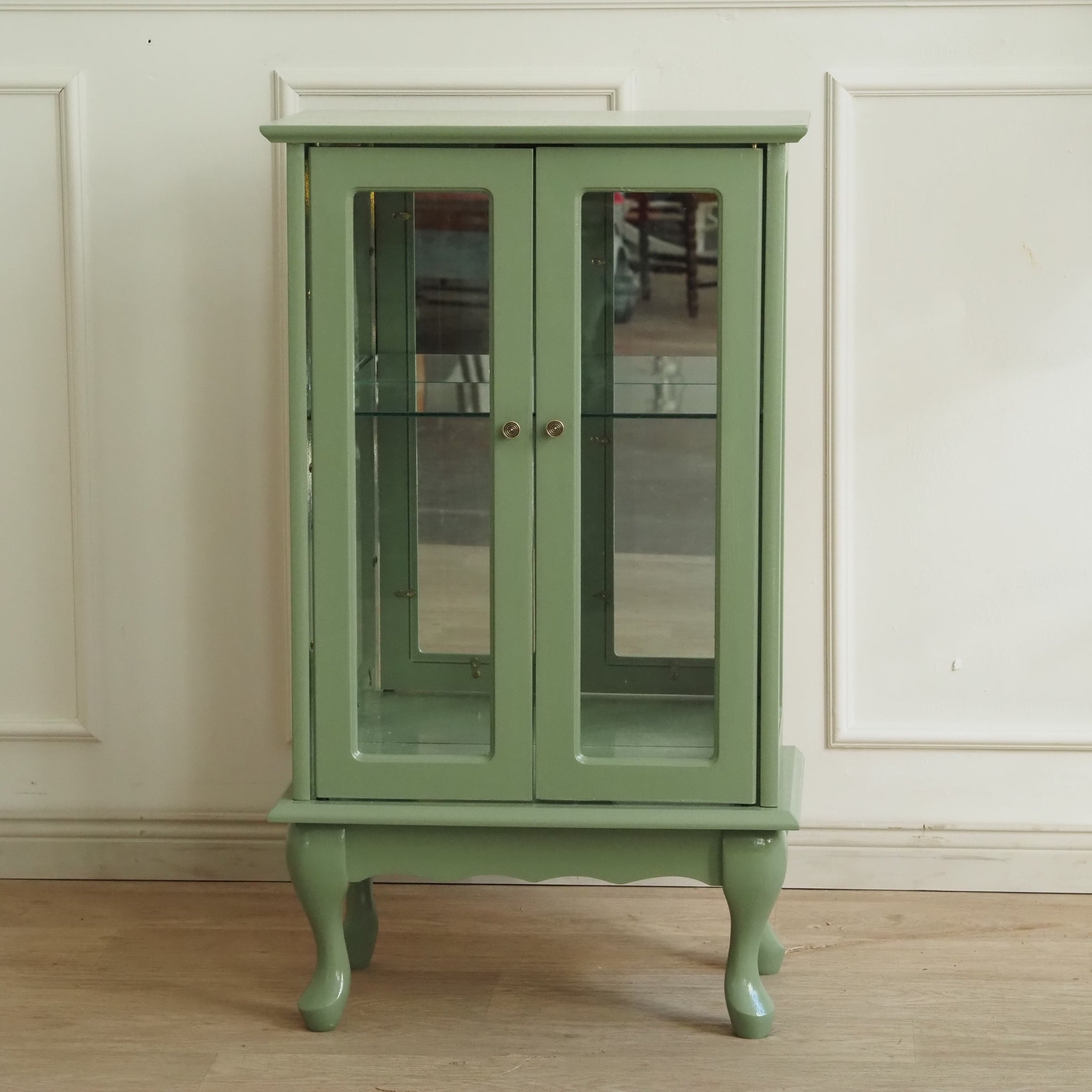 Kleine Vitrine in Pastellgrün - Vitrinenschrank doppeltürig mit Spiegelrückwand