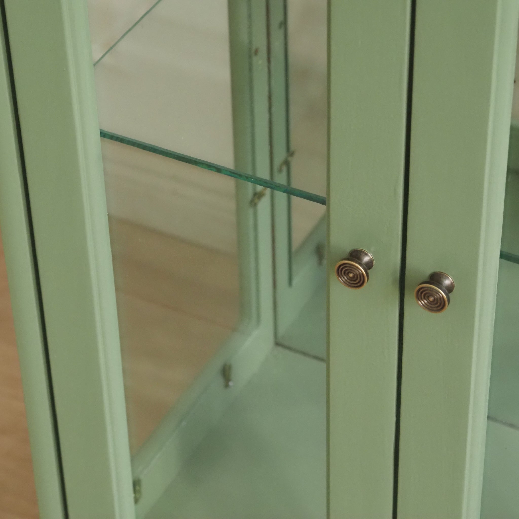 Kleine Vitrine in Pastellgrün - Vitrinenschrank doppeltürig mit Spiegelrückwand