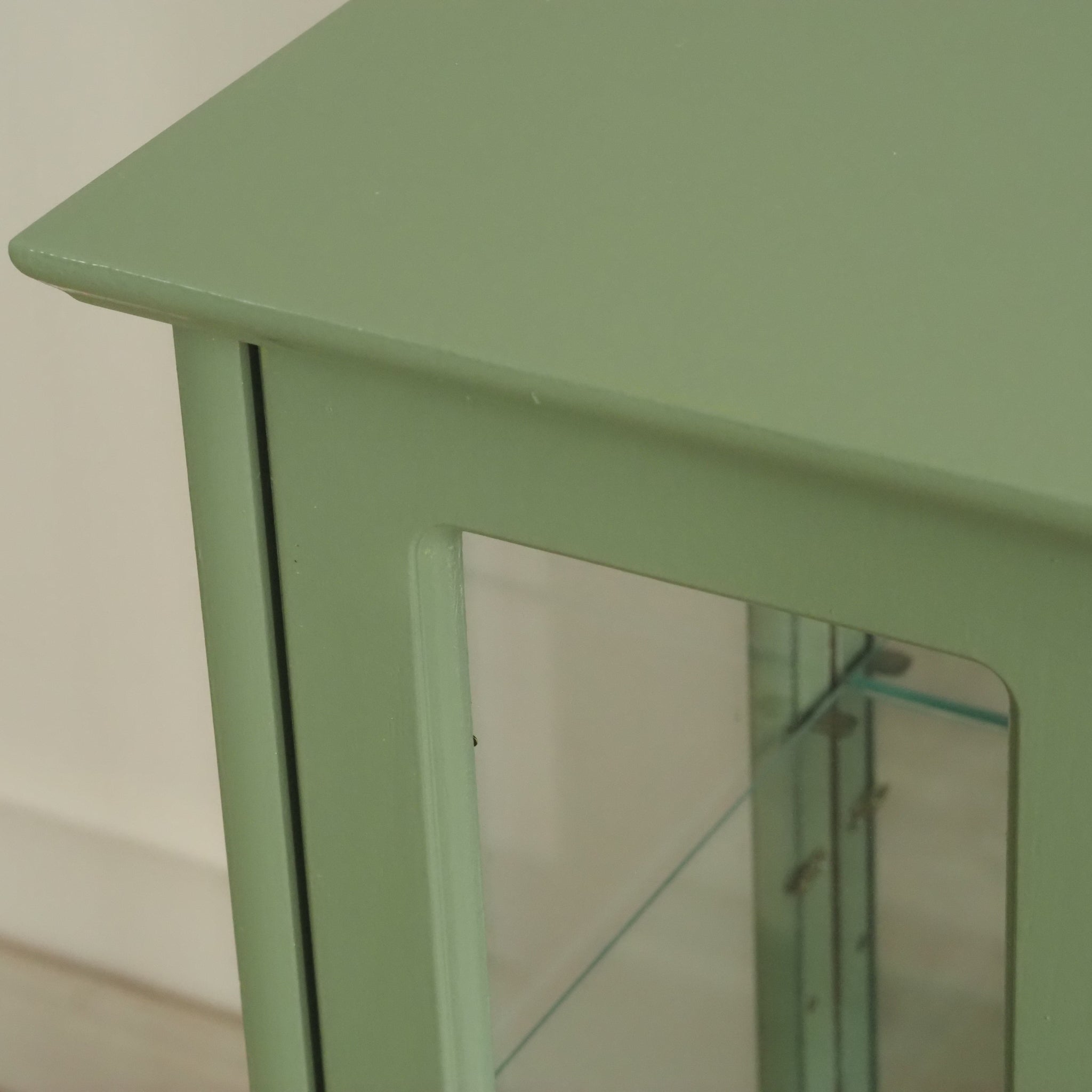 Kleine Vitrine in Pastellgrün - Vitrinenschrank doppeltürig mit Spiegelrückwand