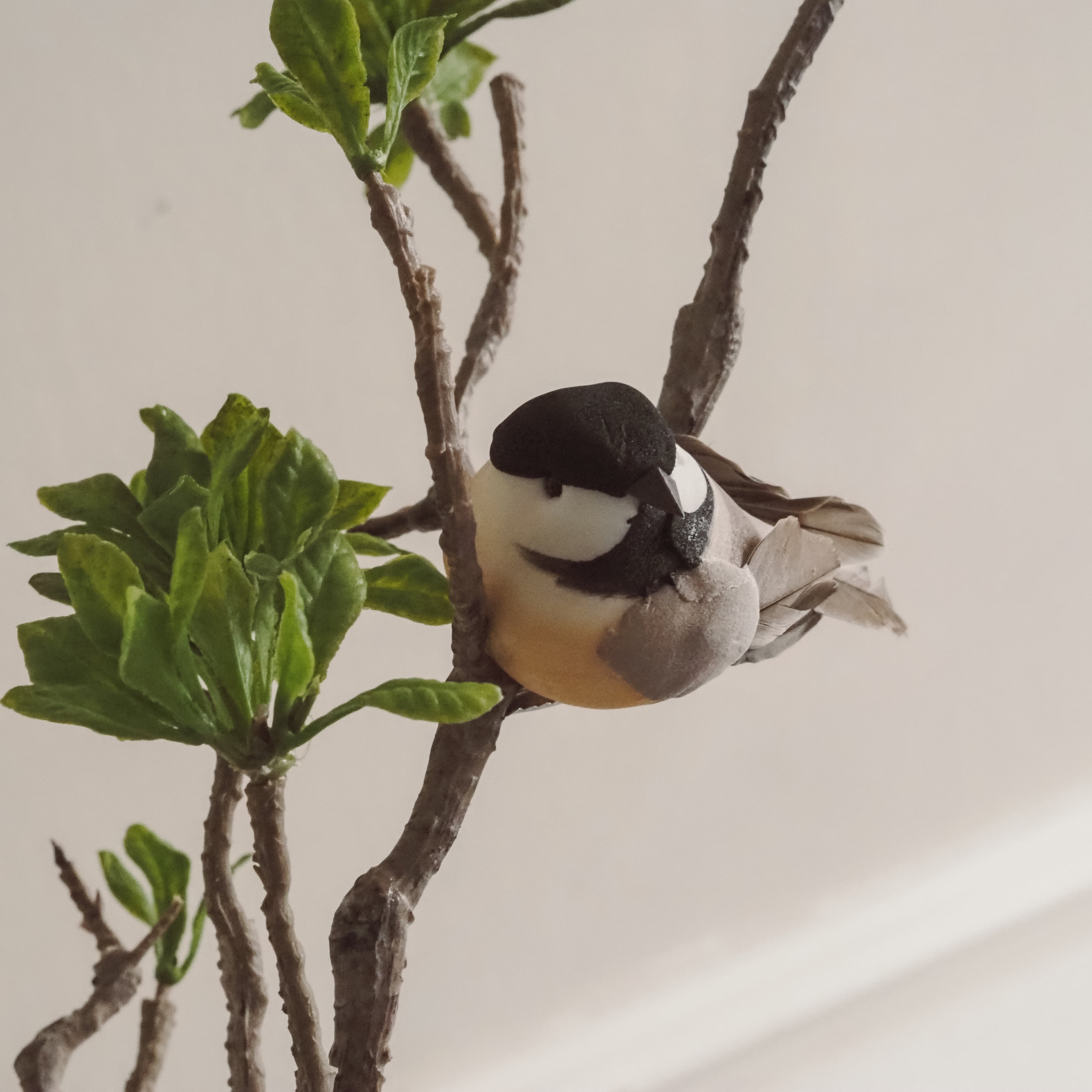 Dekorationsvögel mit Clip · Naturinspirierte Frühlingsdekoration, Kunstvogel