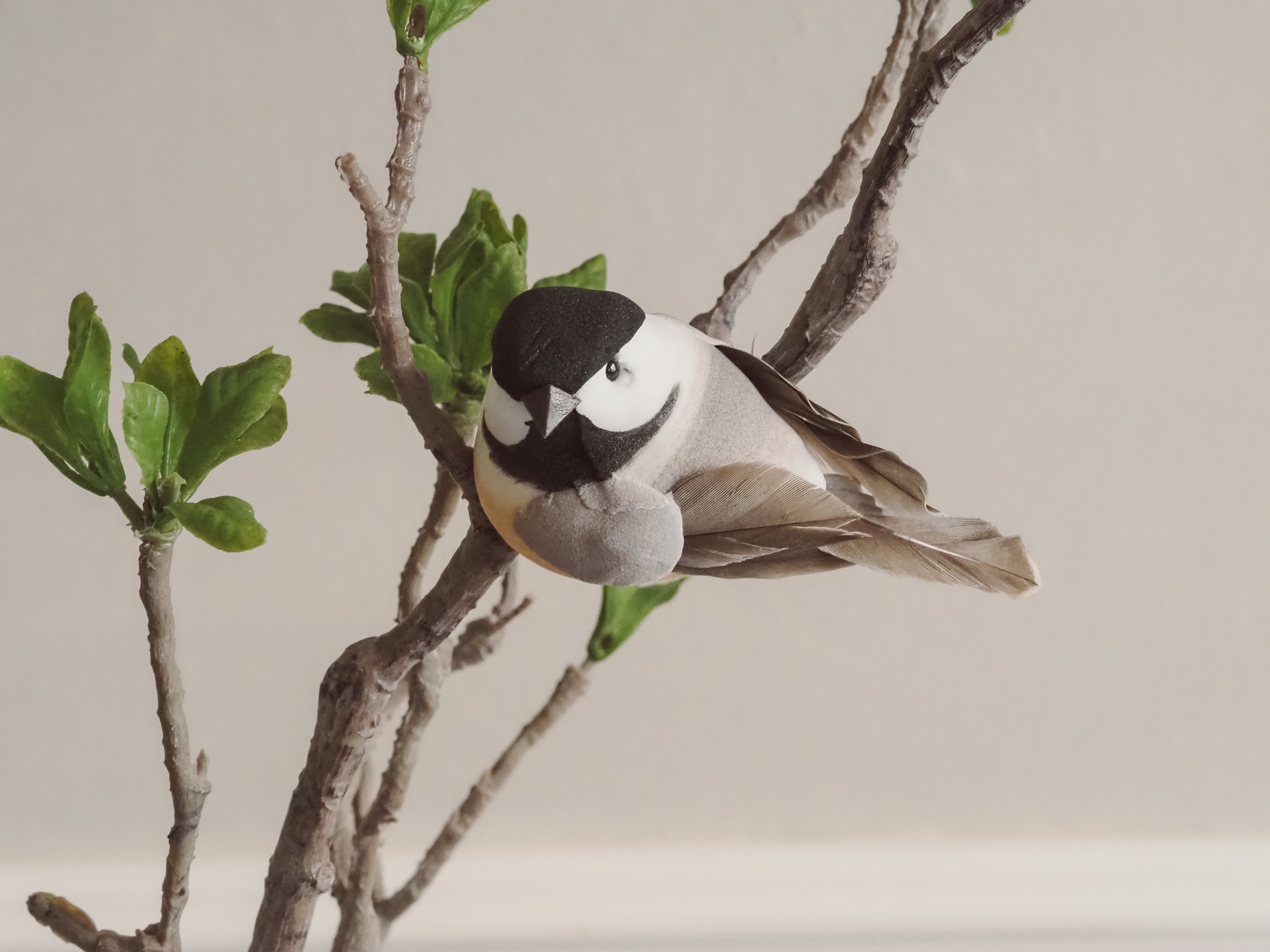 Dekorationsvögel mit Clip · Naturinspirierte Frühlingsdekoration, Kunstvogel