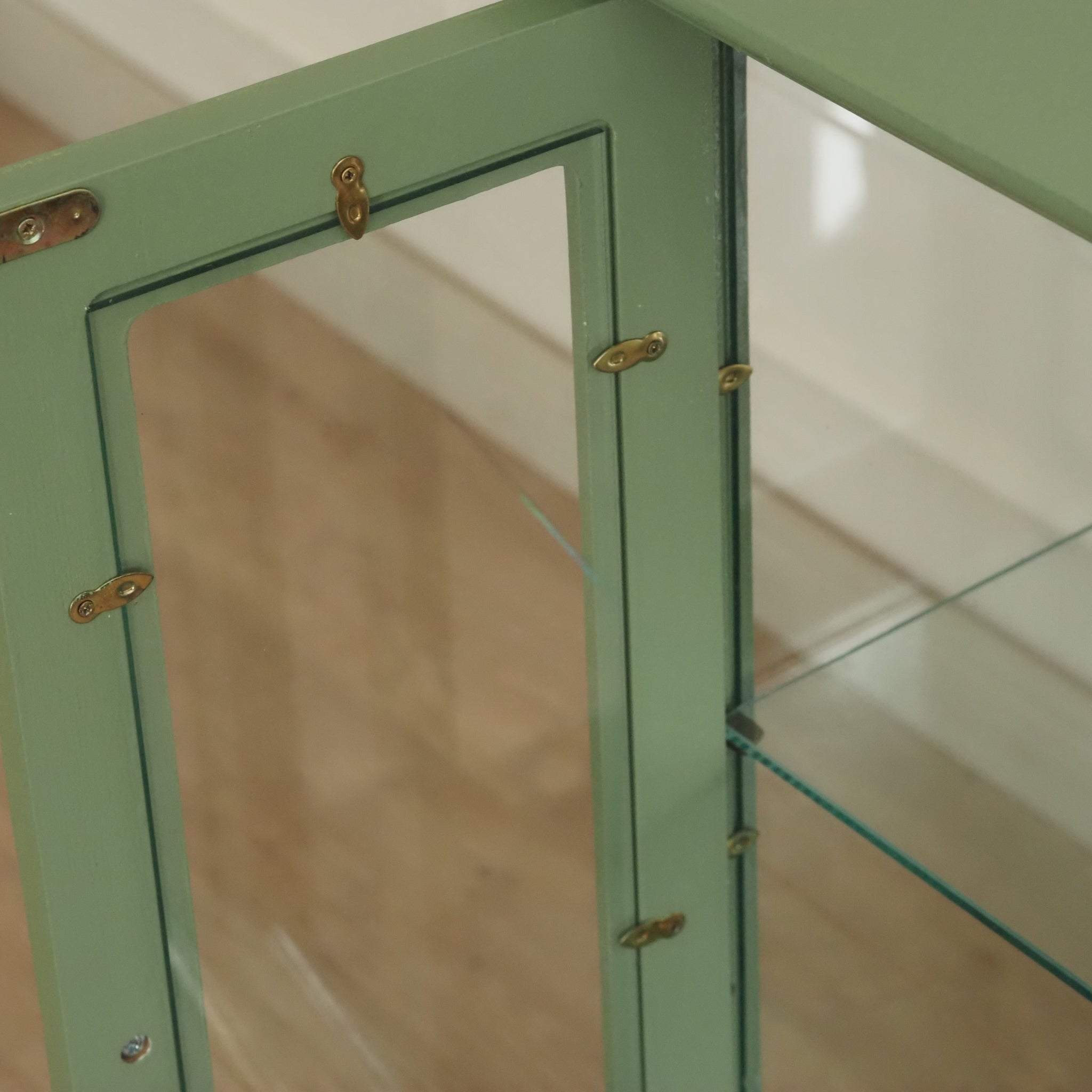 Kleine Vitrine in Pastellgrün - Vitrinenschrank doppeltürig mit Spiegelrückwand