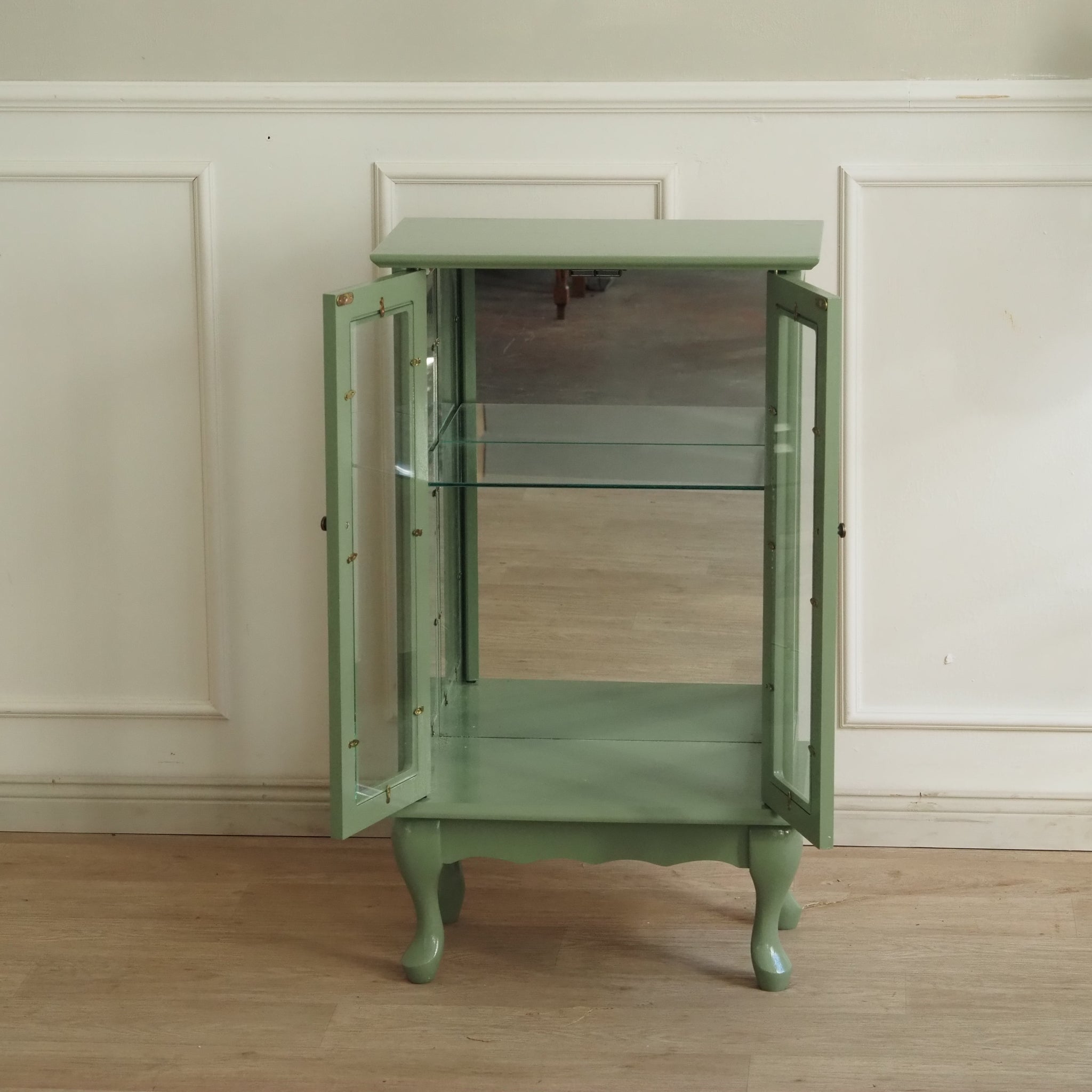 Kleine Vitrine in Pastellgrün - Vitrinenschrank doppeltürig mit Spiegelrückwand