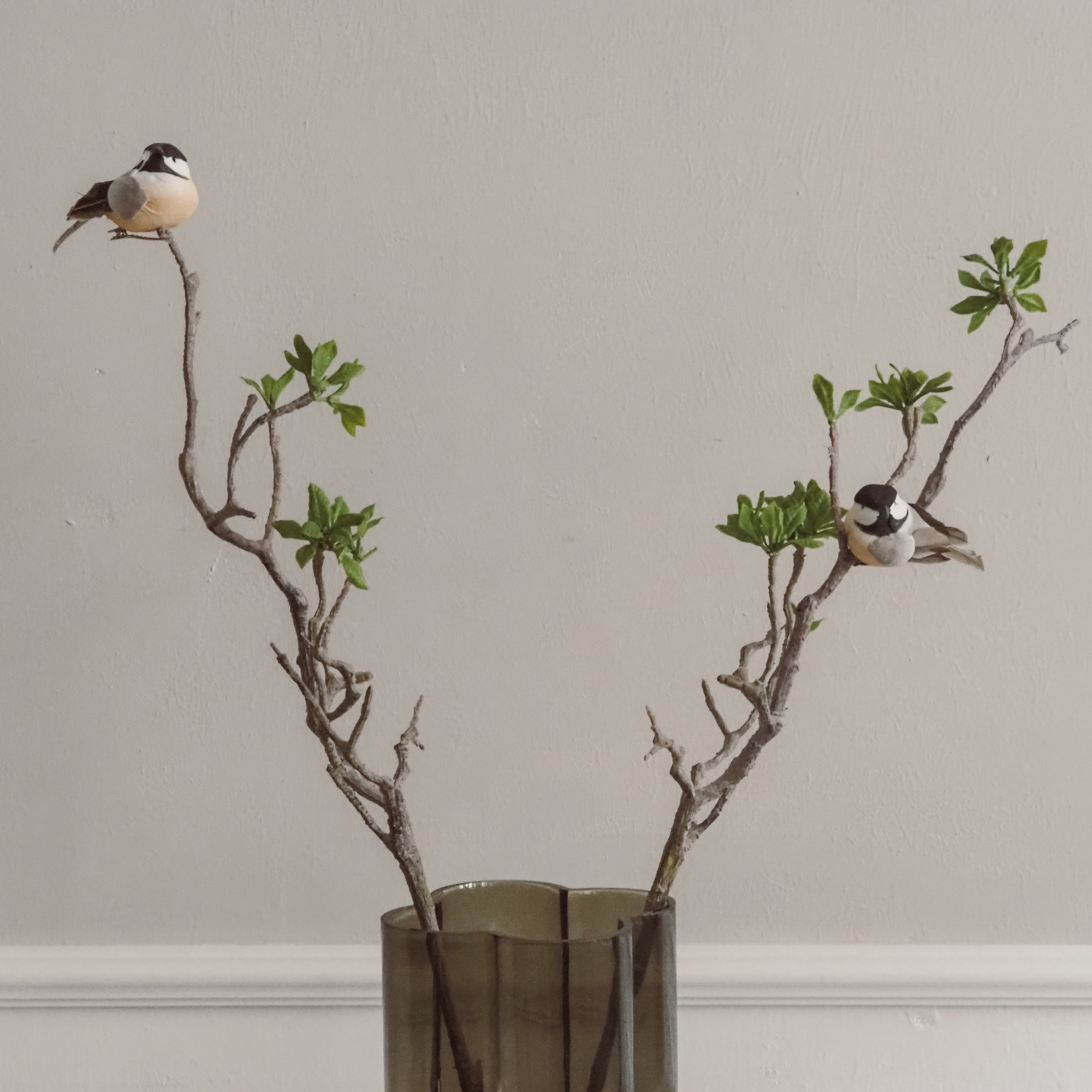 Dekorationsvögel mit Clip · Naturinspirierte Frühlingsdekoration, Kunstvogel