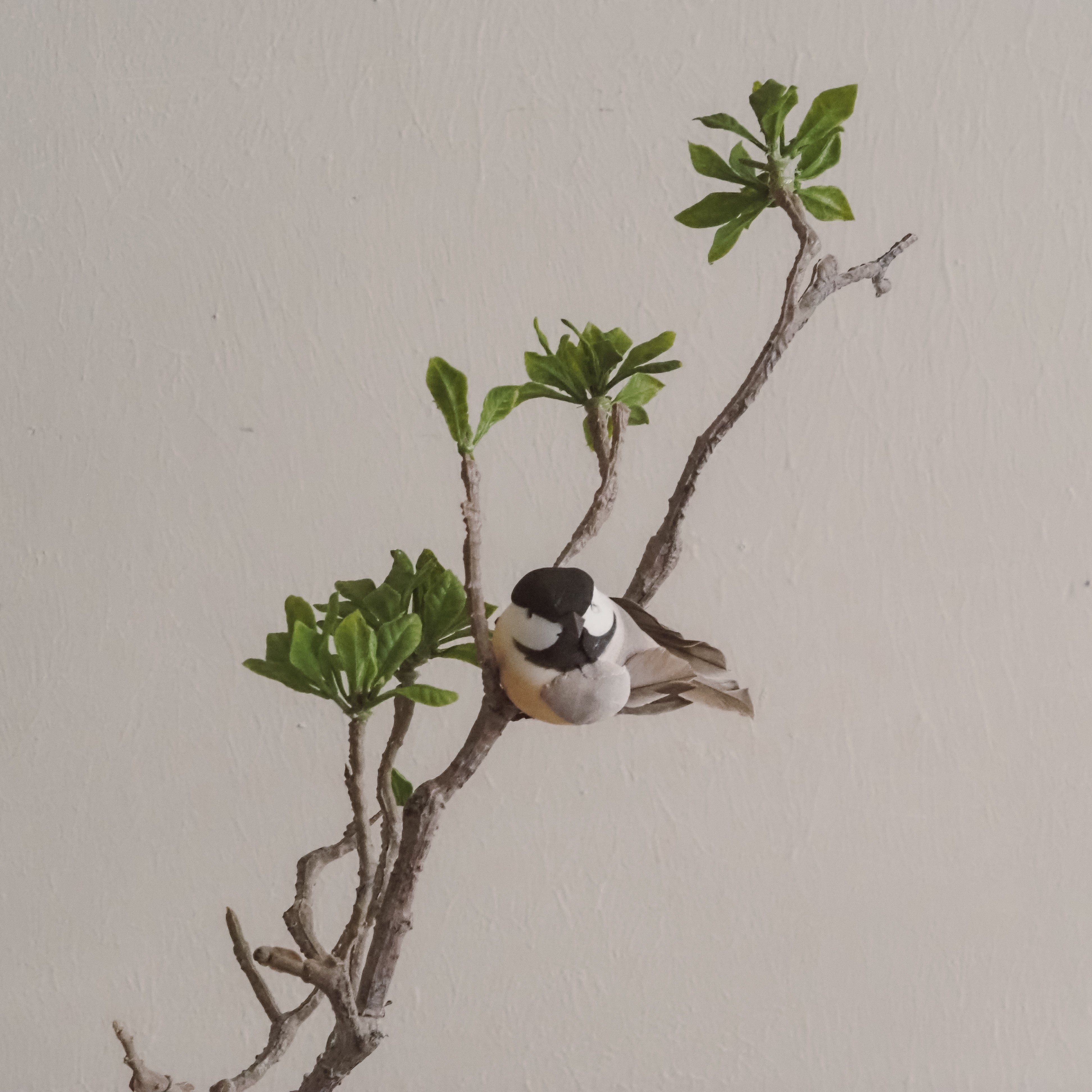 Dekorationsvögel mit Clip · Naturinspirierte Frühlingsdekoration, Kunstvogel