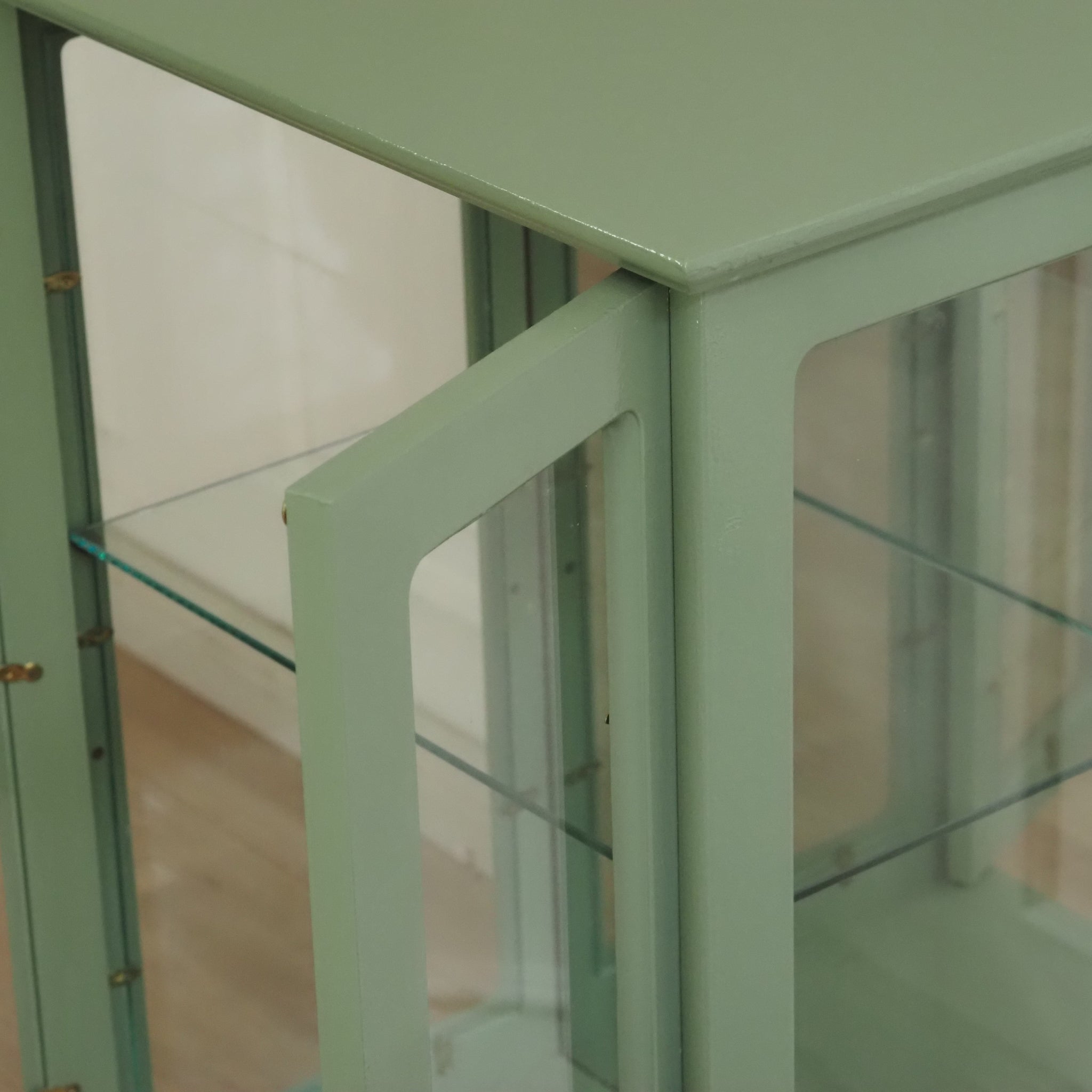 Kleine Vitrine in Pastellgrün - Vitrinenschrank doppeltürig mit Spiegelrückwand