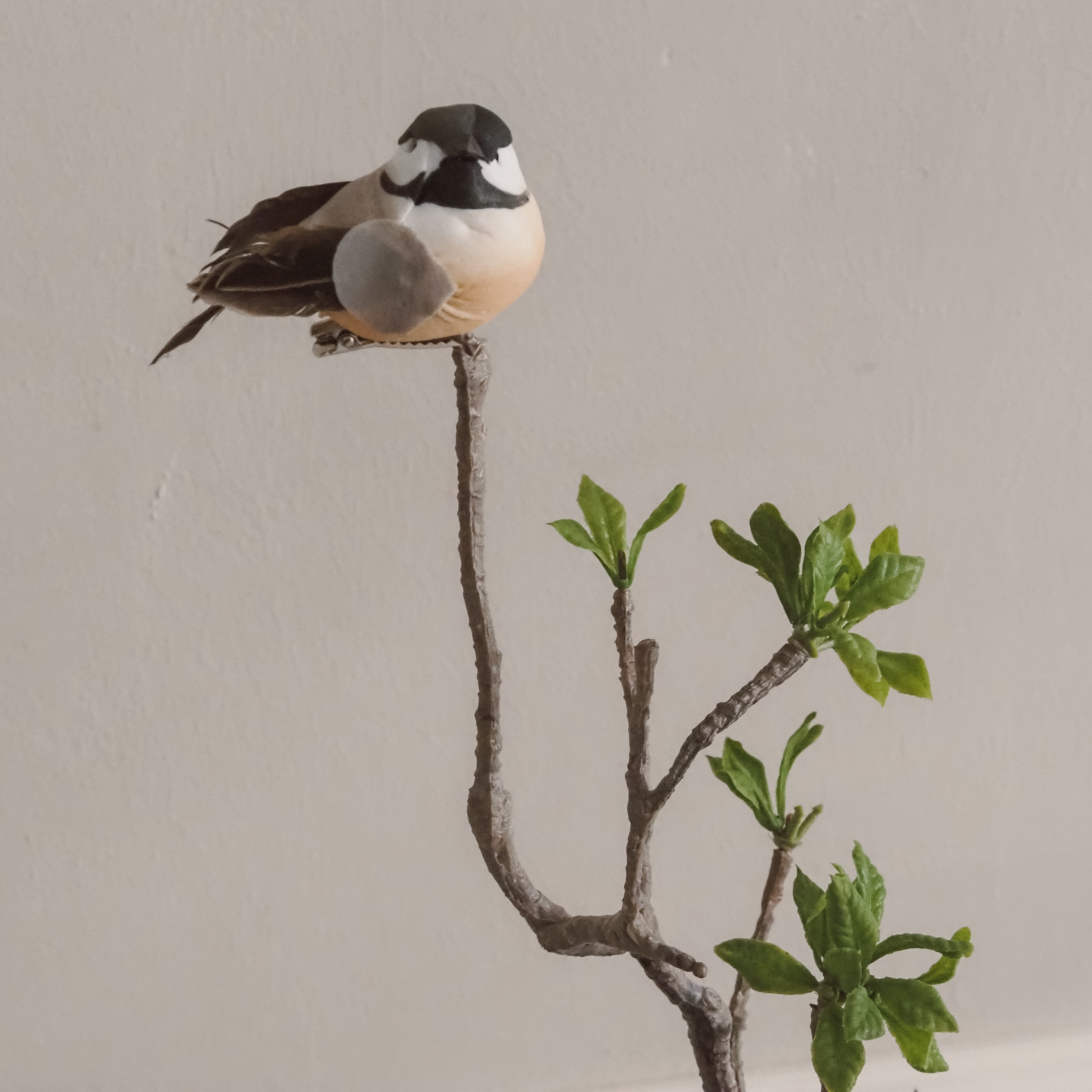 Dekorationsvögel mit Clip · Naturinspirierte Frühlingsdekoration, Kunstvogel