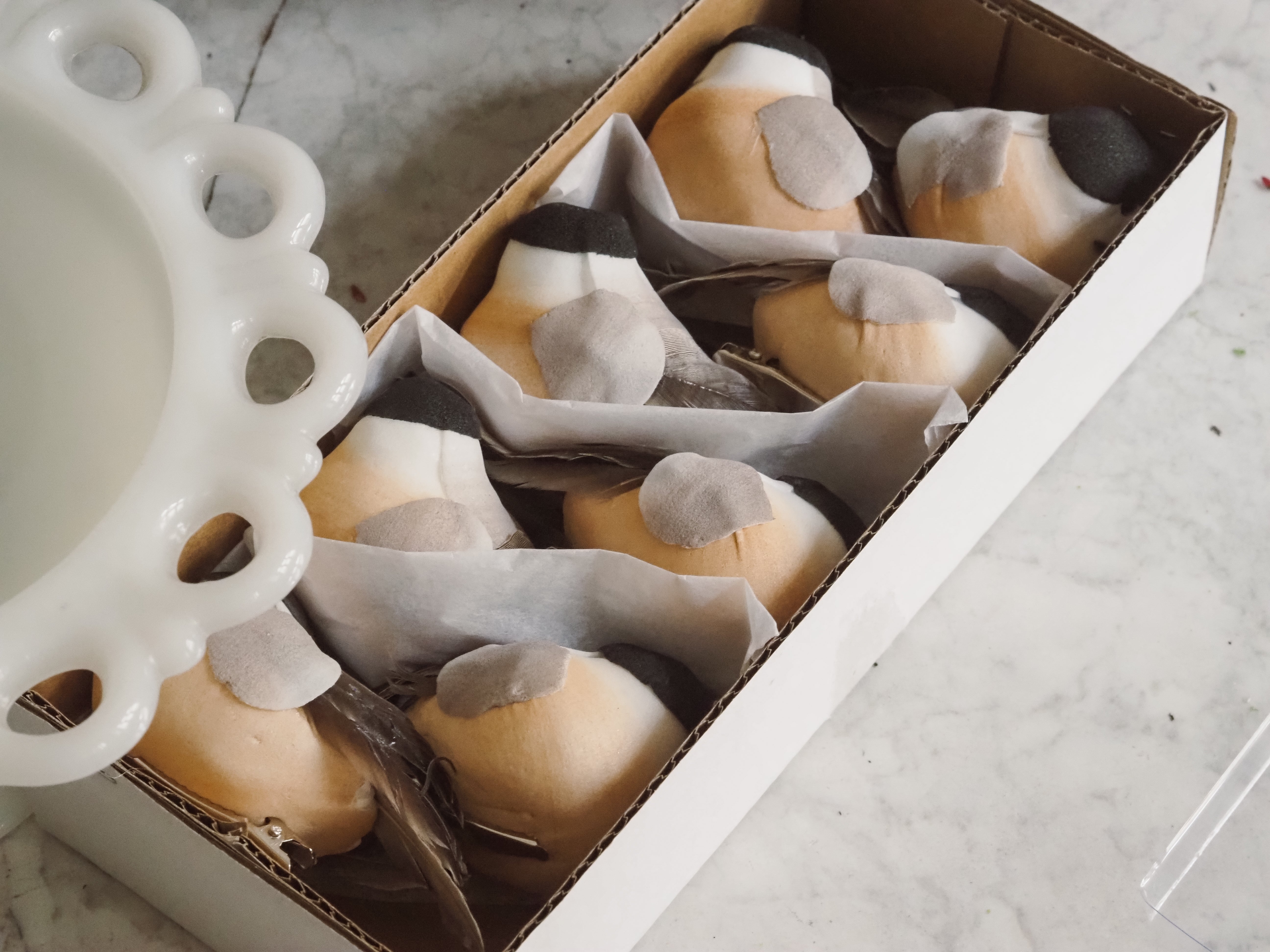 Dekorationsvögel mit Clip · Naturinspirierte Frühlingsdekoration, Kunstvogel