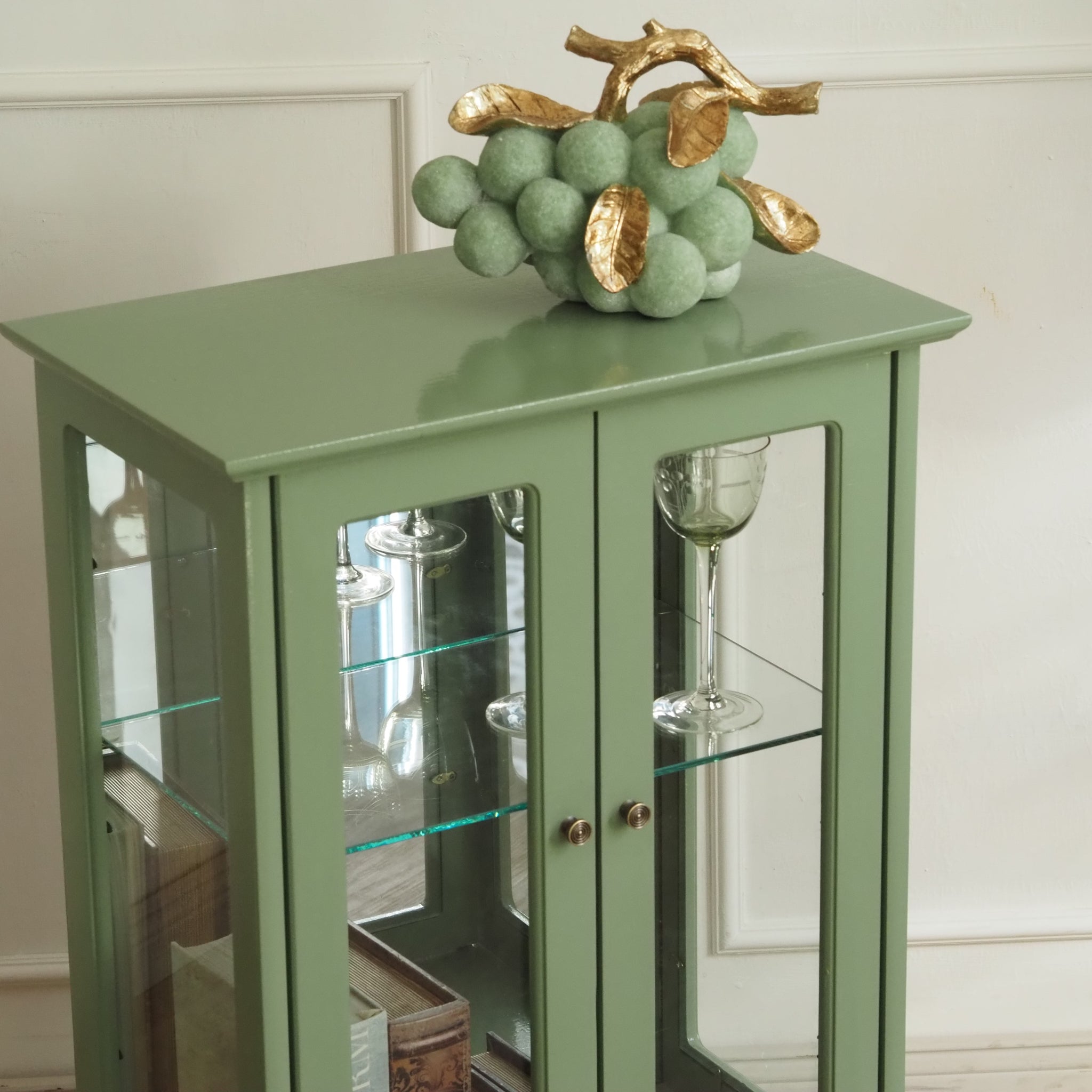 Kleine Vitrine in Pastellgrün - Vitrinenschrank doppeltürig mit Spiegelrückwand