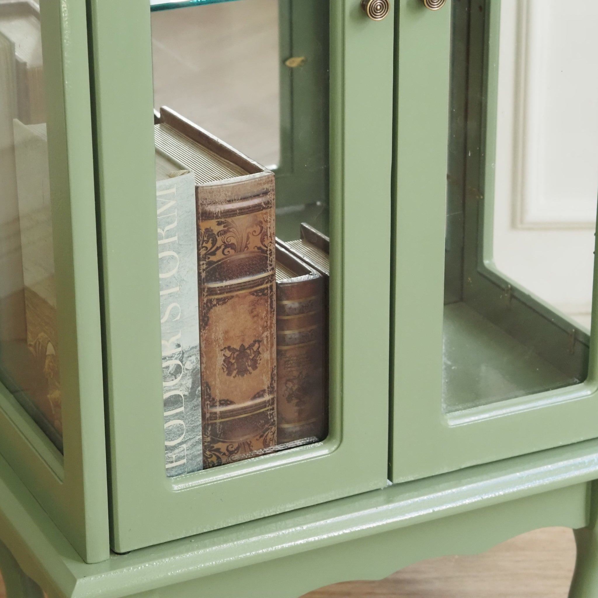 Kleine Vitrine in Pastellgrün - Vitrinenschrank doppeltürig mit Spiegelrückwand