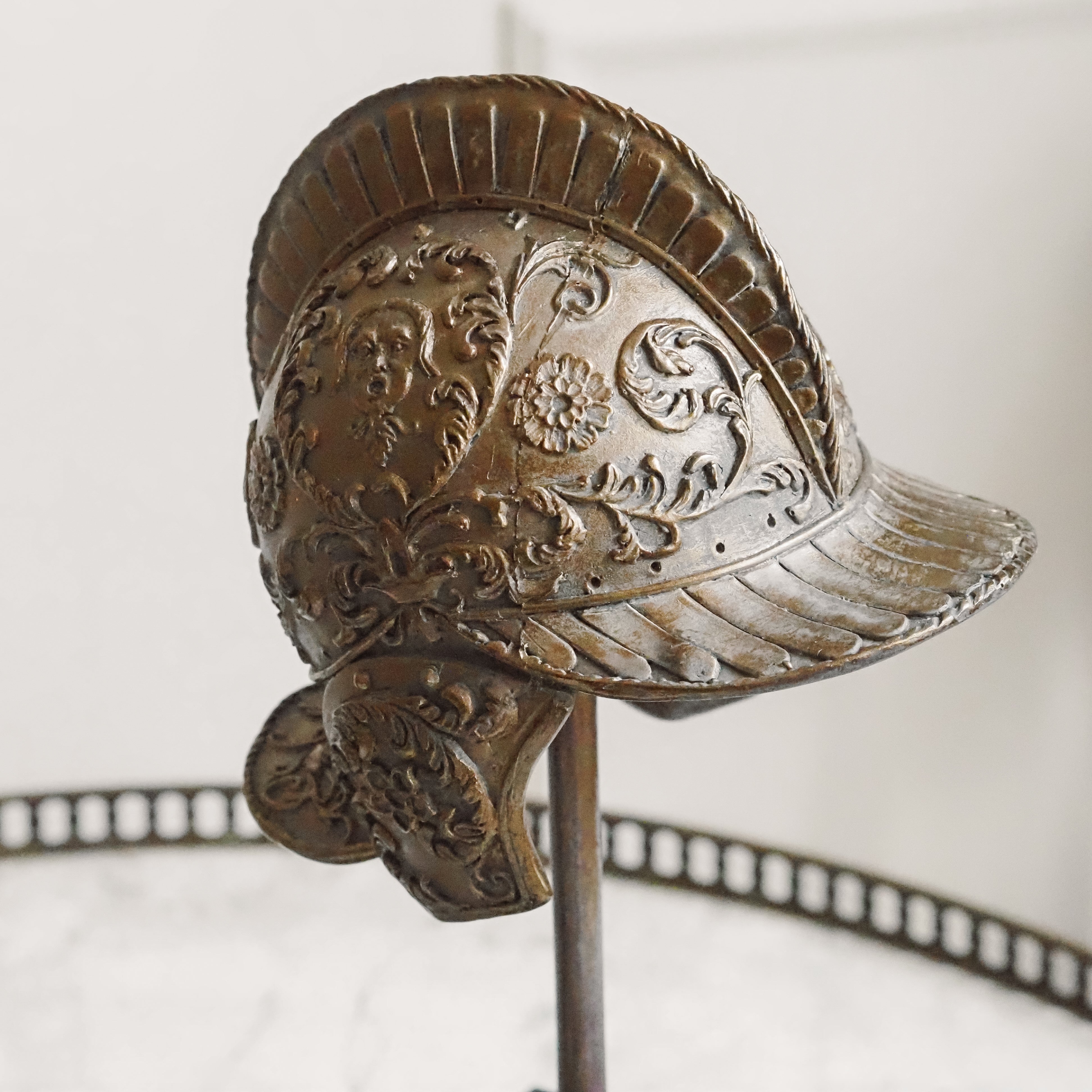 Helm auf Ständer · Dekorative Miniatur angelehnt an Renaissance-Prunkhelme