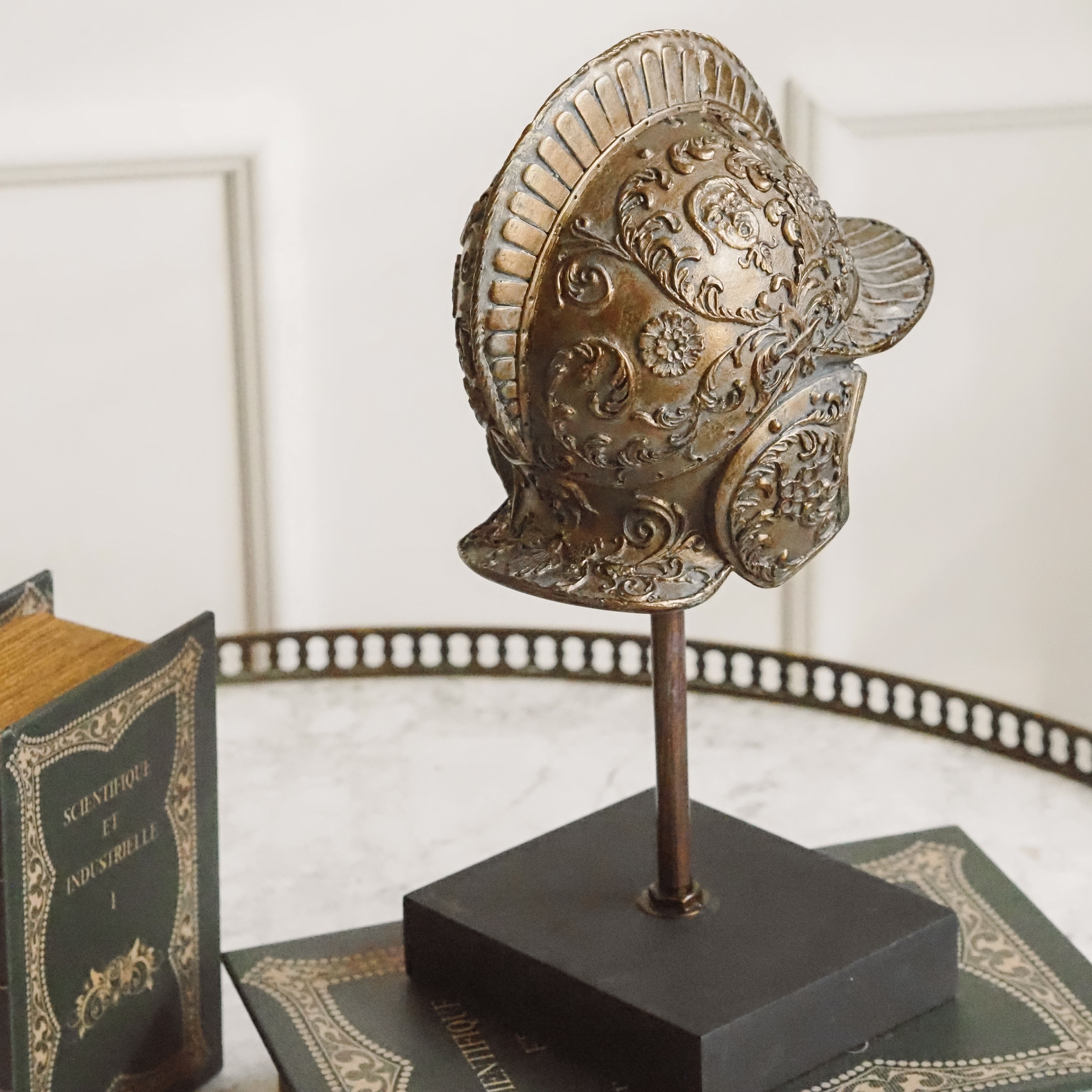 Helm auf Ständer · Dekorative Miniatur angelehnt an Renaissance-Prunkhelme