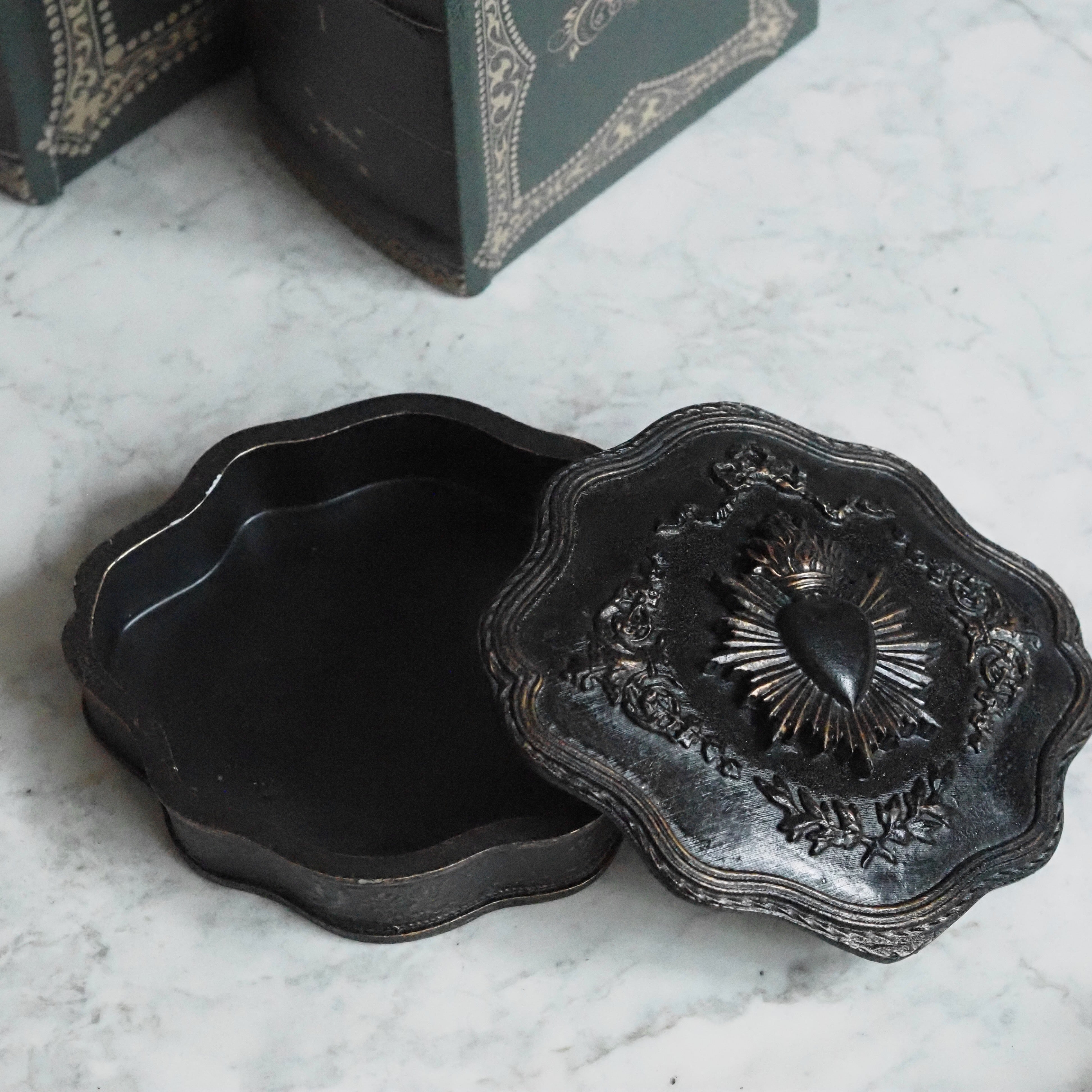 Schatulle Schwarz · Flammendes Herz im Strahlenkranz · Barockform