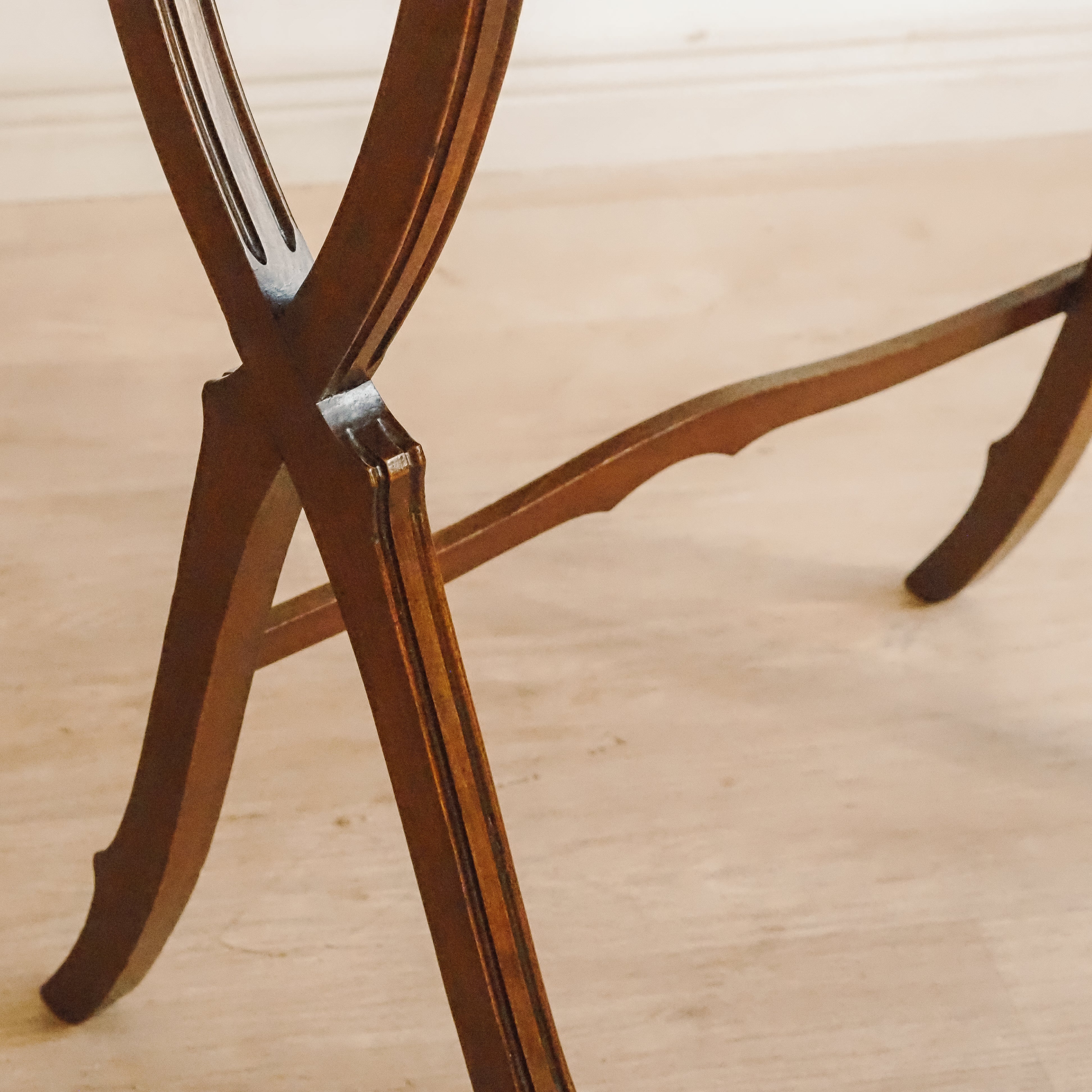 Antiker Beistelltisch Mahagoni um 1900 mit X-Gestell – Gueridon