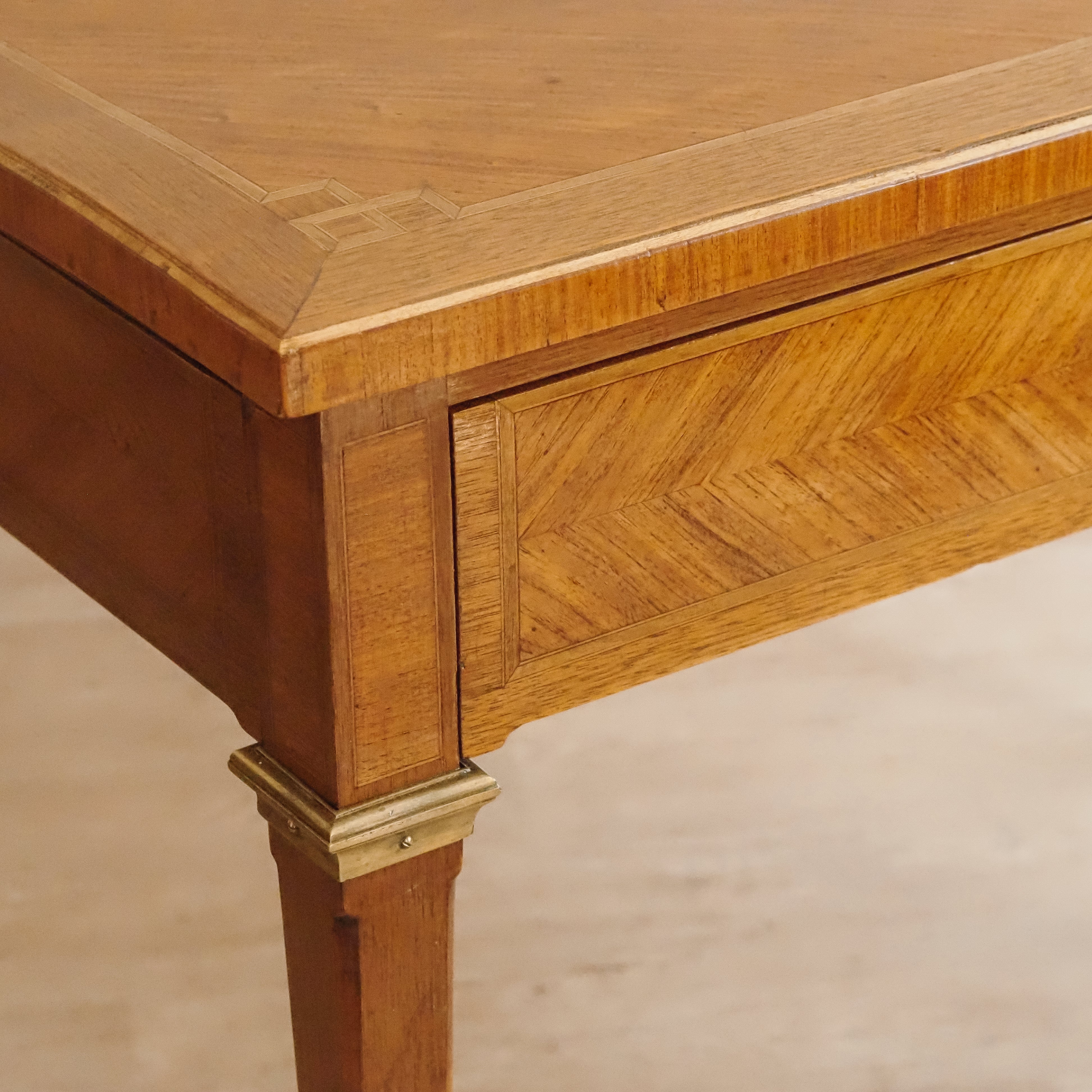 Antiker Schreibtisch Louis XVI Stil mit Intarsien und Auszügen, um 1880