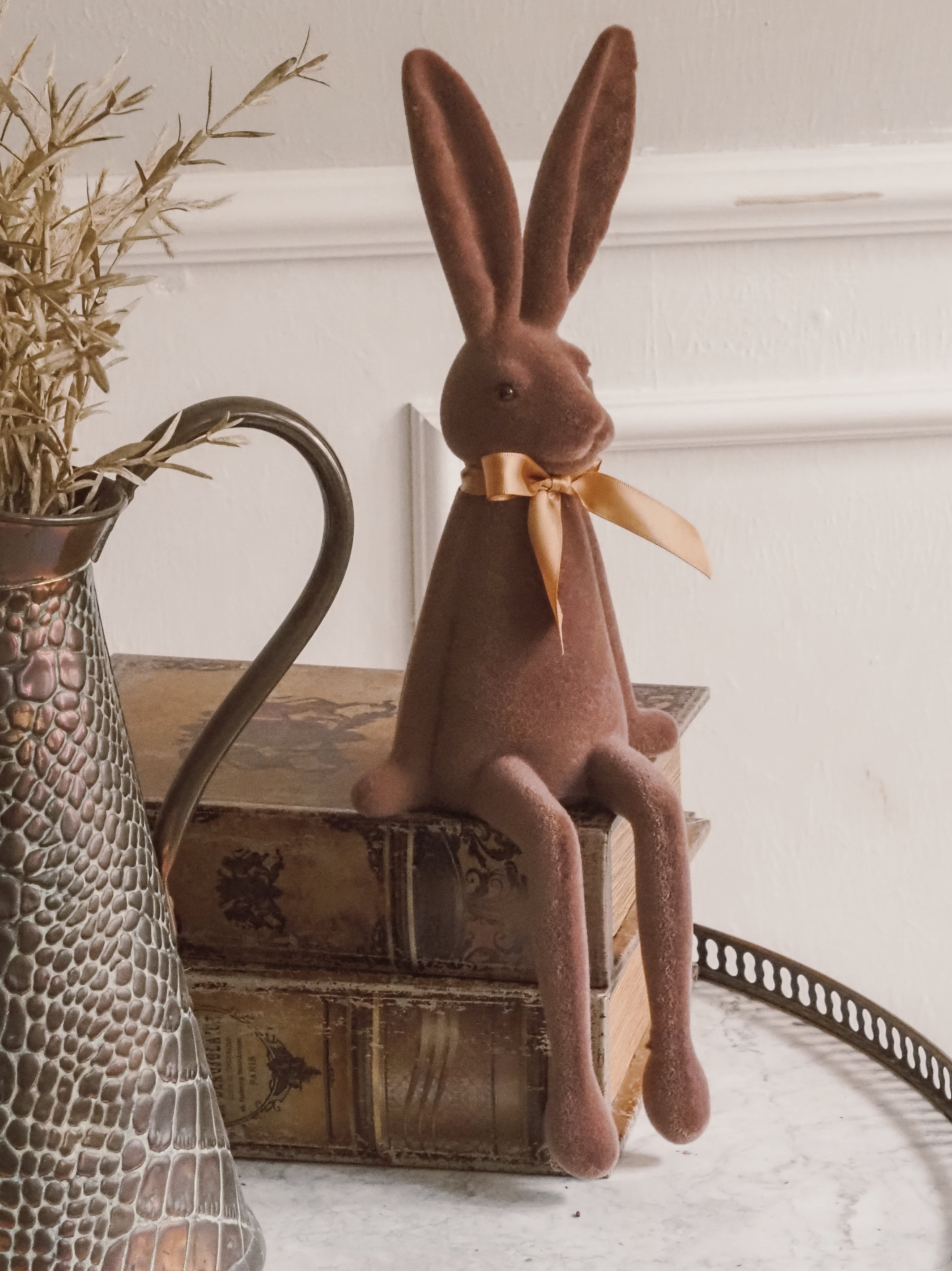 Sitzender Osterhase · geflockte Oberfläche · Frühlings- und Osterfigur