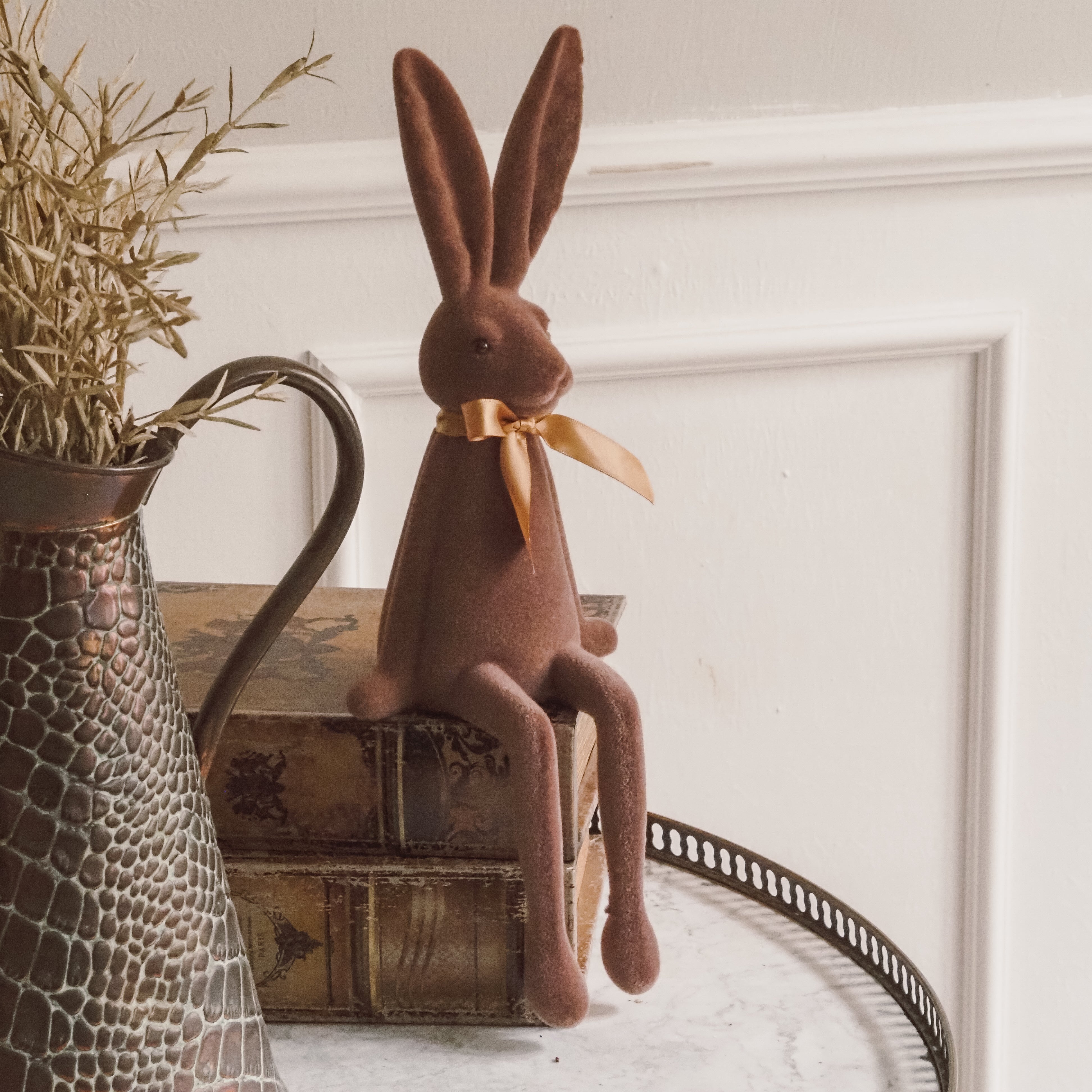 Sitzender Osterhase · geflockte Oberfläche · Frühlings- und Osterfigur