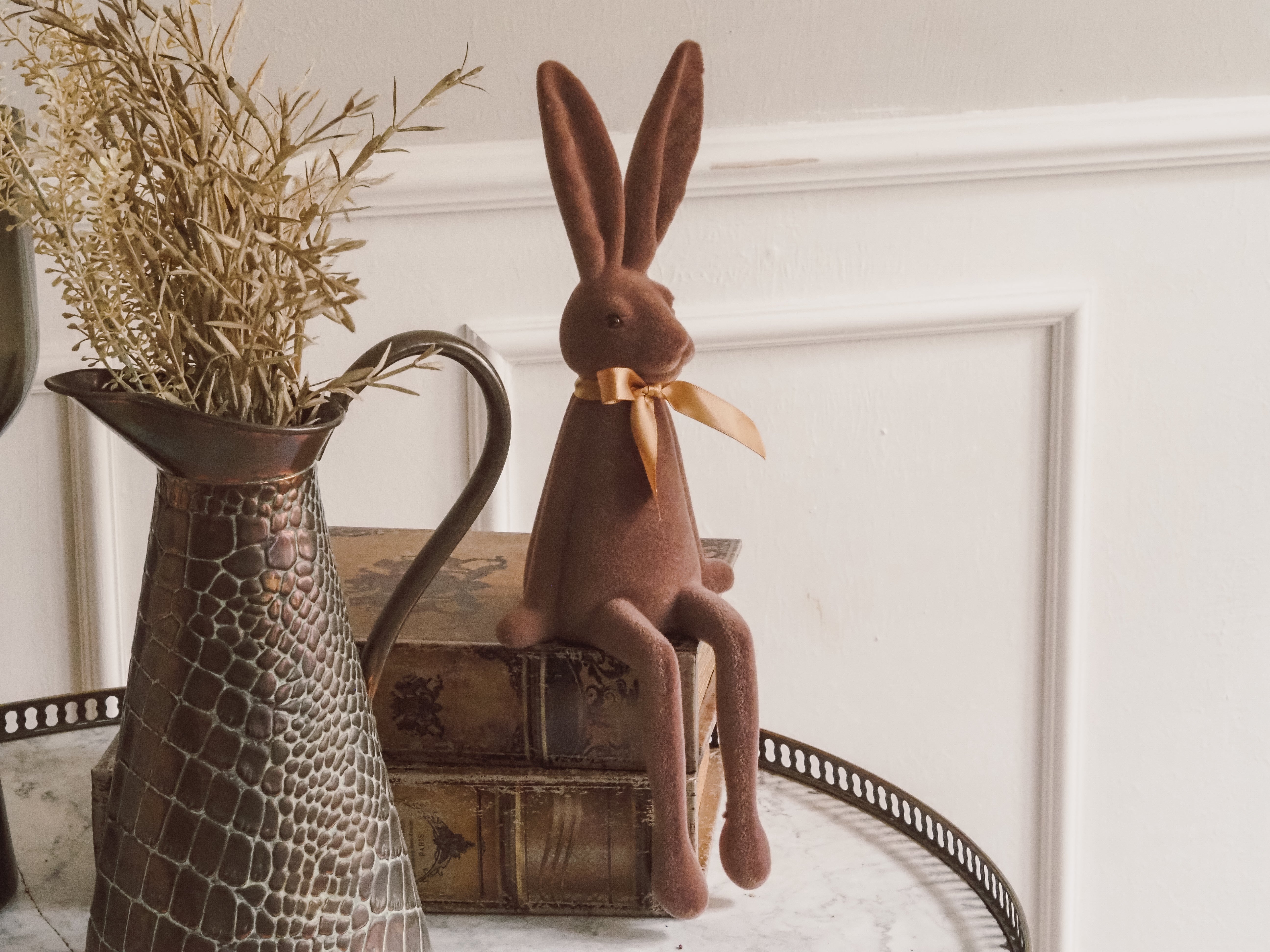 Sitzender Osterhase · geflockte Oberfläche · Frühlings- und Osterfigur