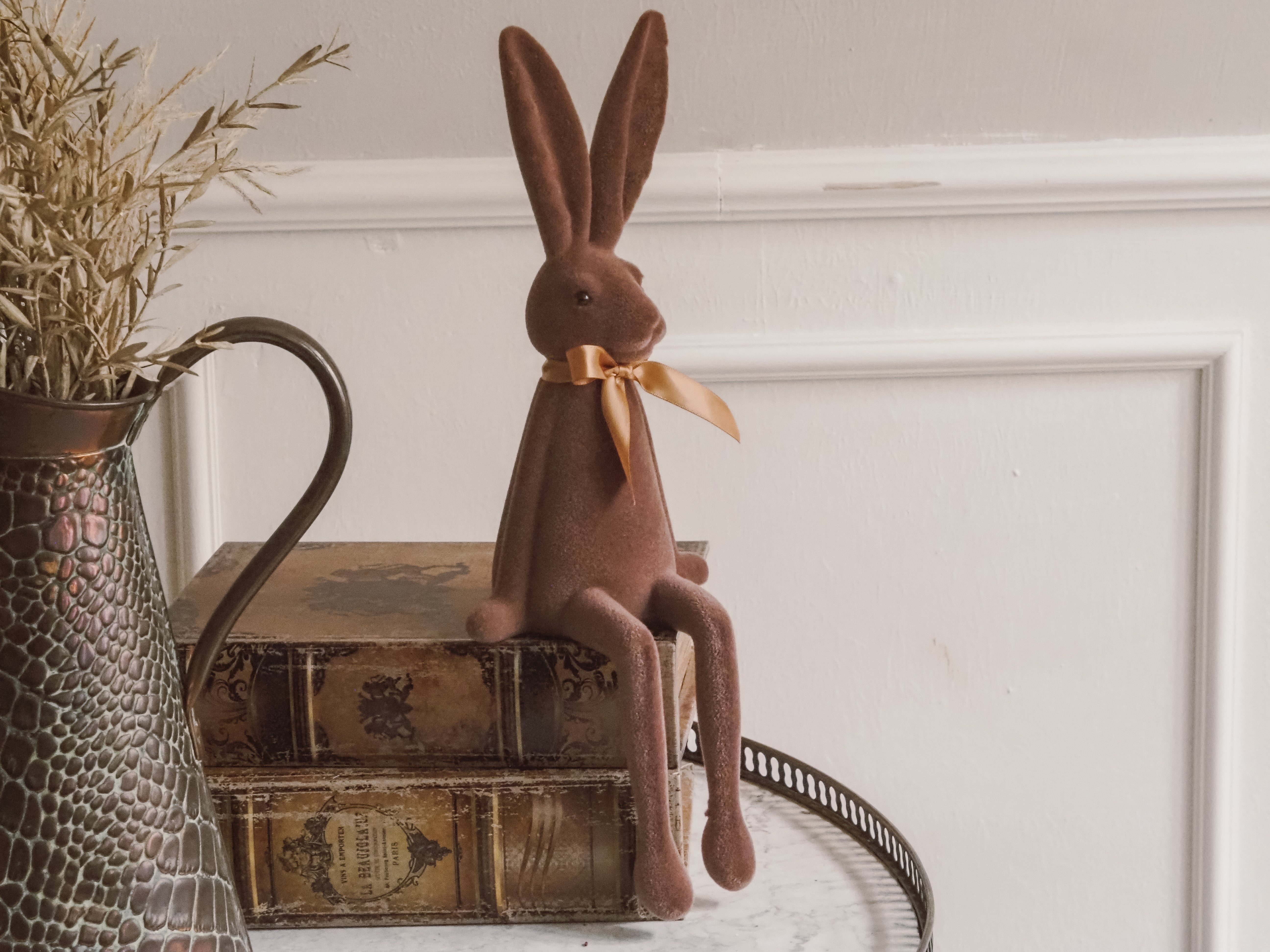 Sitzender Osterhase · geflockte Oberfläche · Frühlings- und Osterfigur