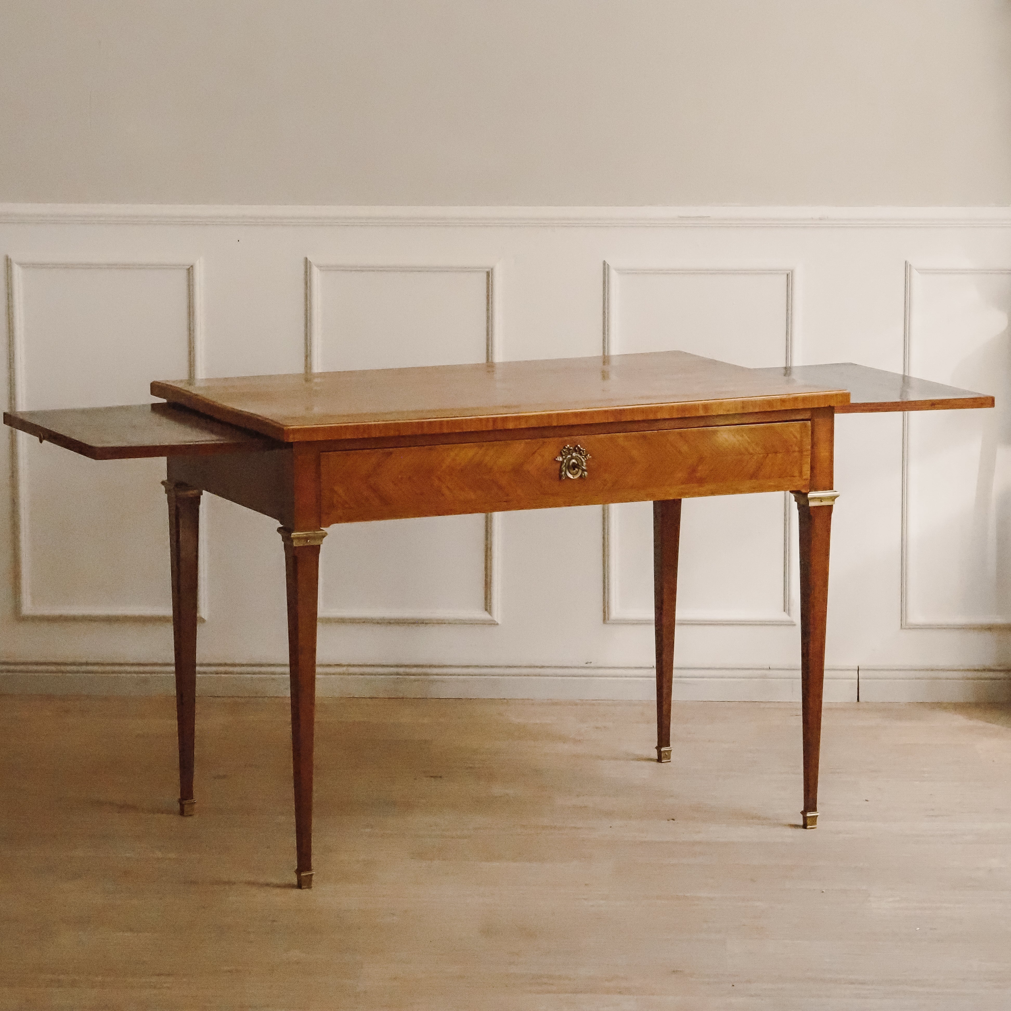 Antiker Schreibtisch Louis XVI Stil mit Intarsien und Auszügen, um 1880