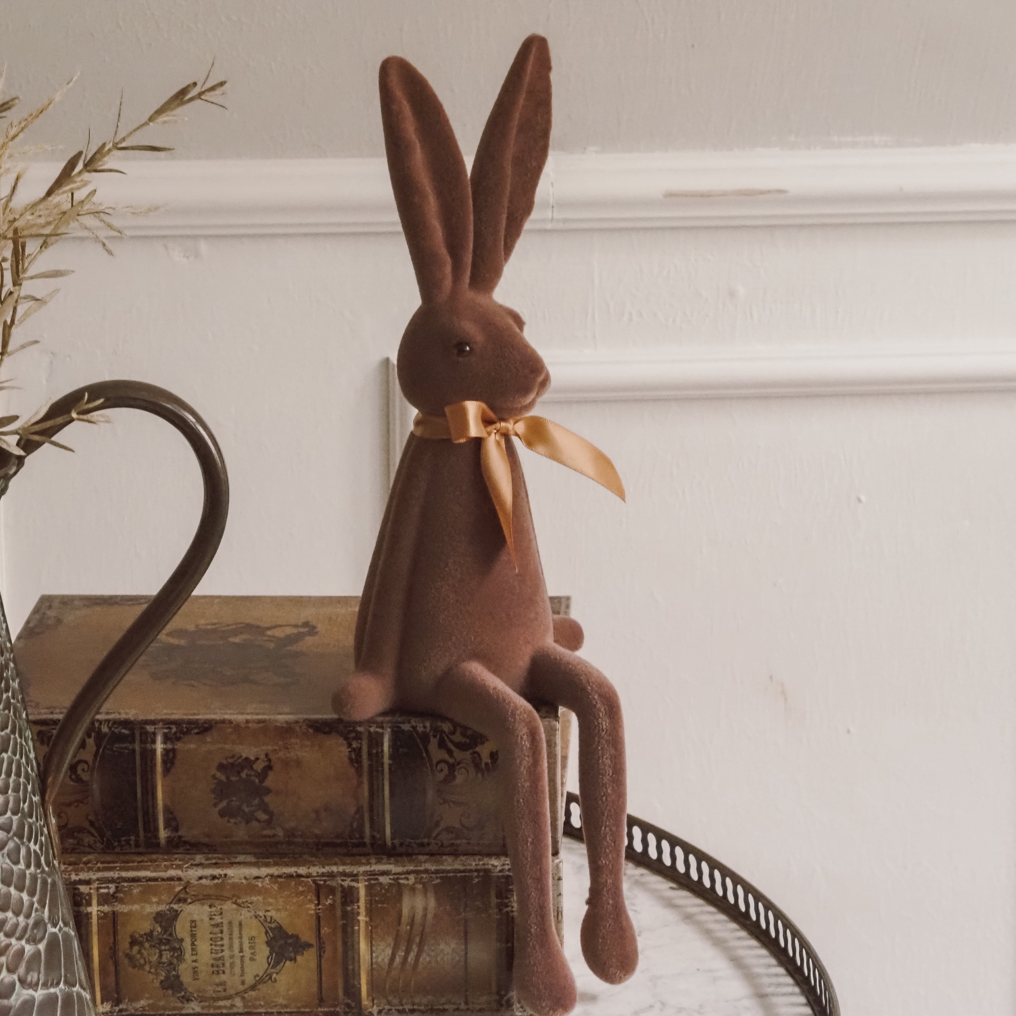 Sitzender Osterhase · geflockte Oberfläche · Frühlings- und Osterfigur