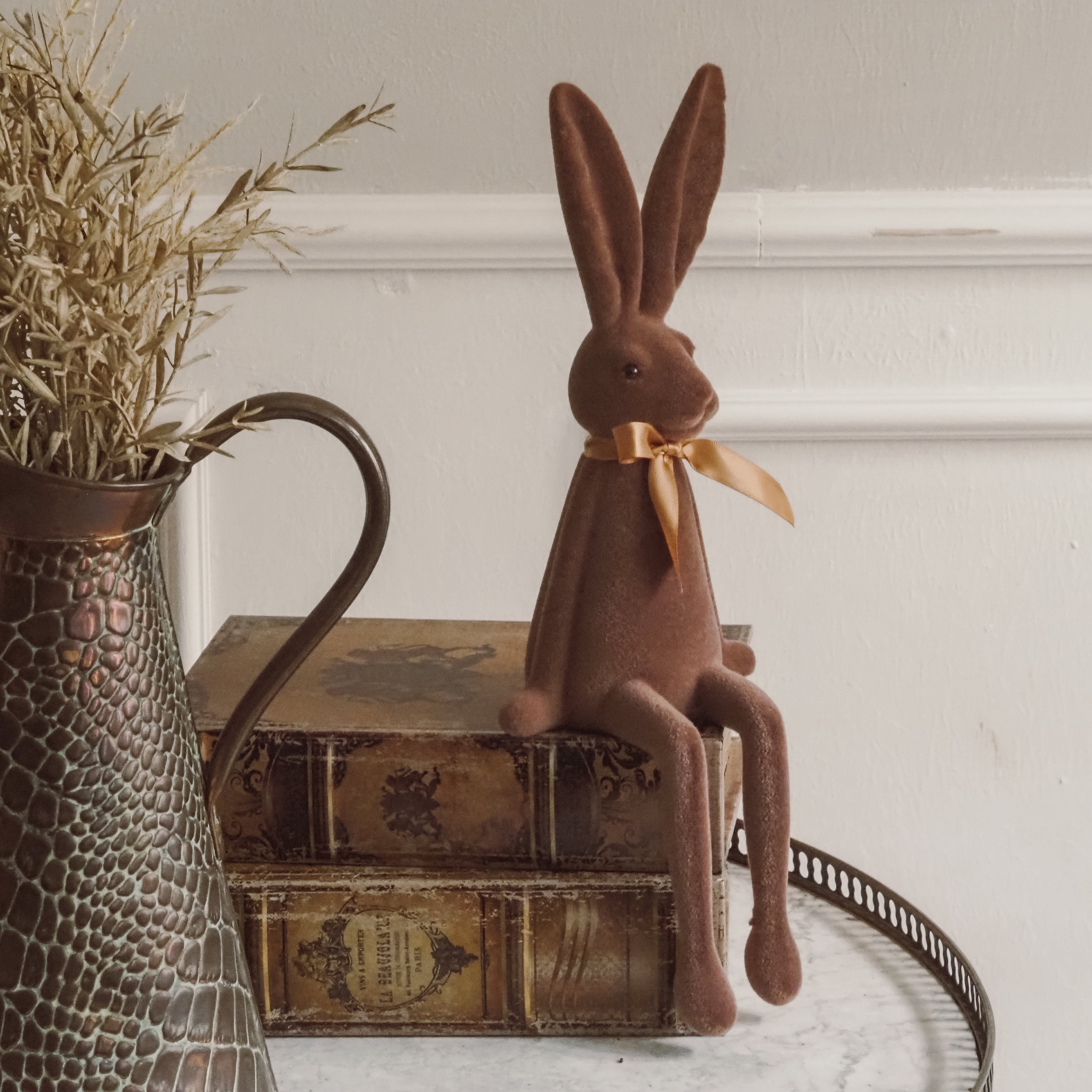 Sitzender Osterhase · geflockte Oberfläche · Frühlings- und Osterfigur