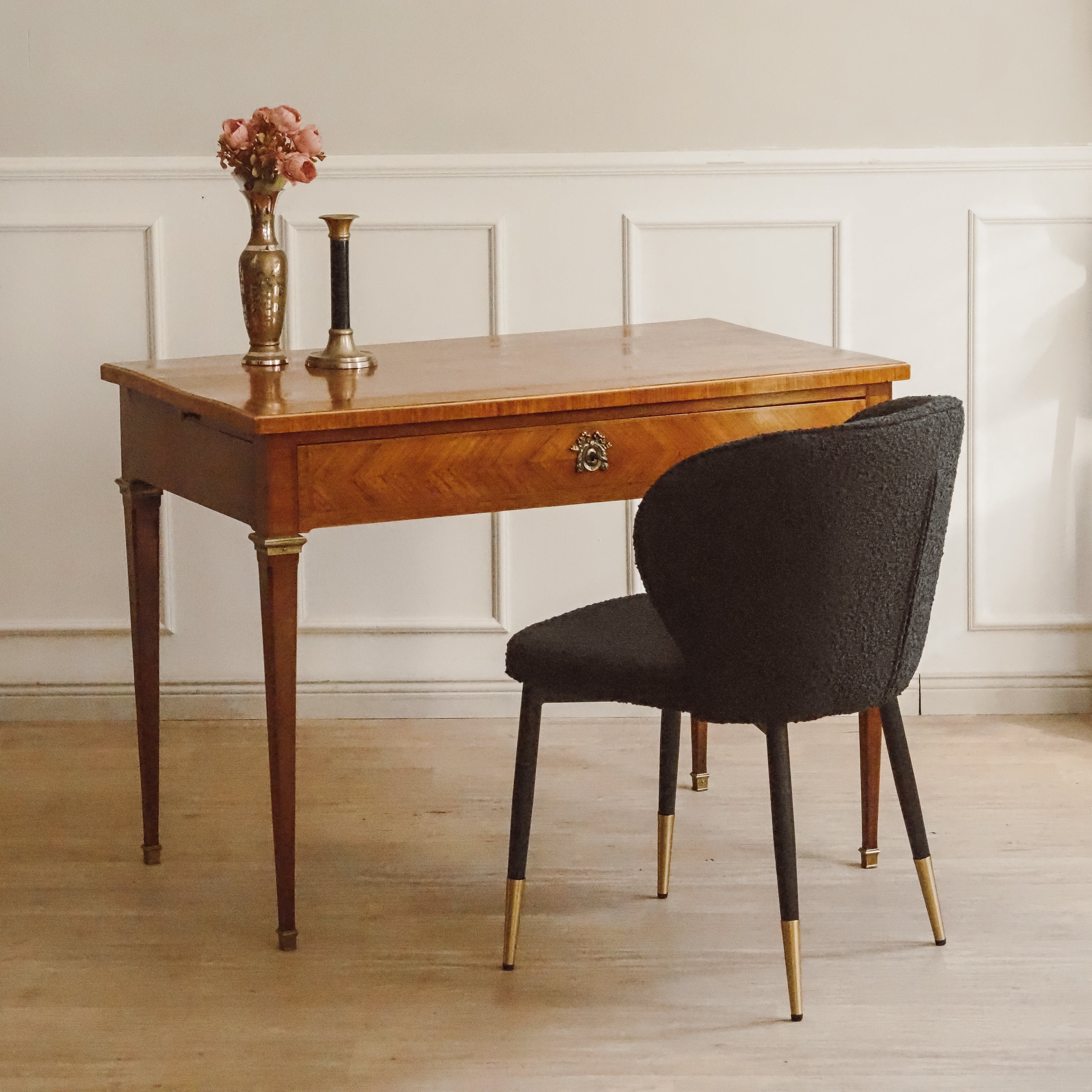 Antiker Schreibtisch Louis XVI Stil mit Intarsien und Auszügen, um 1880