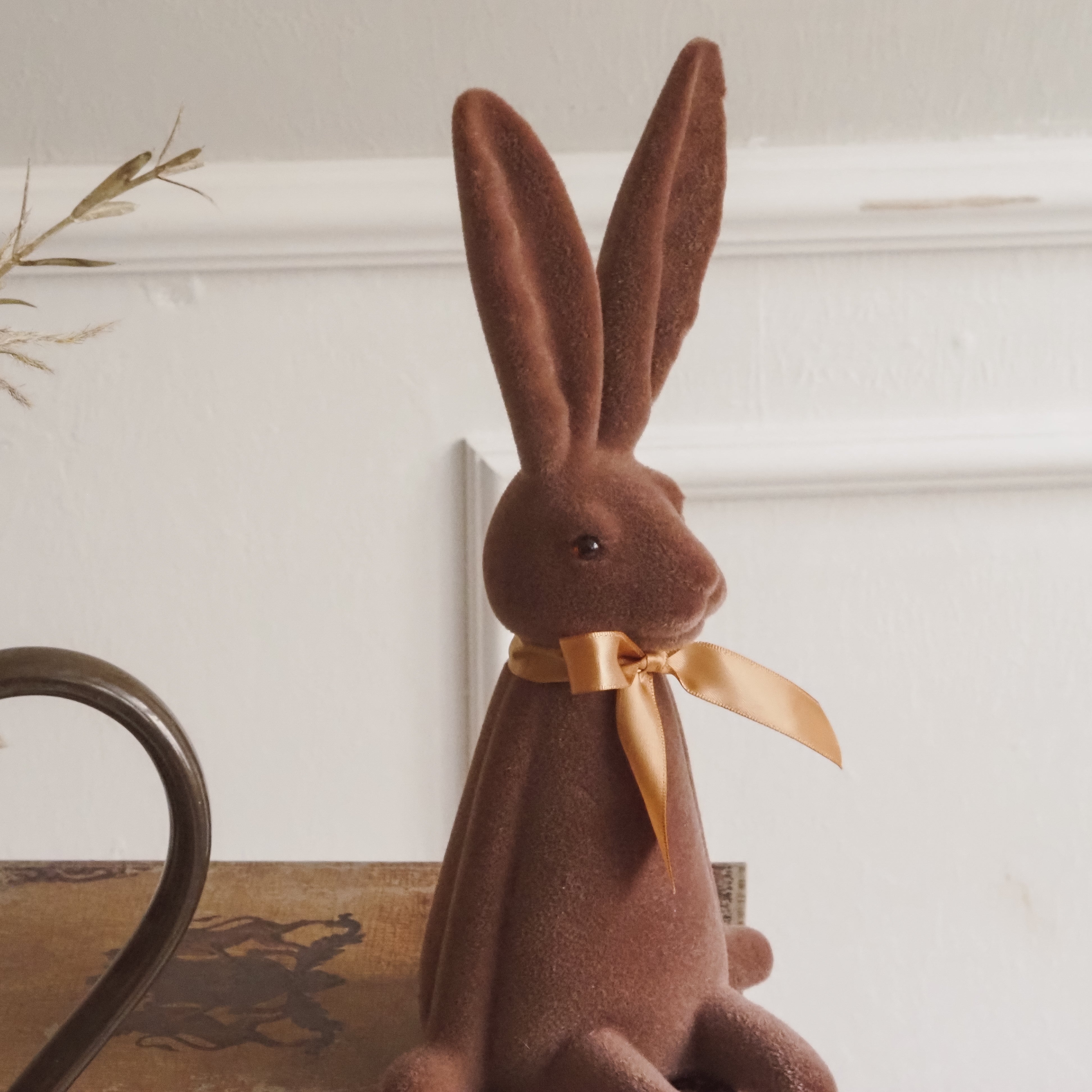 Sitzender Osterhase · geflockte Oberfläche · Frühlings- und Osterfigur