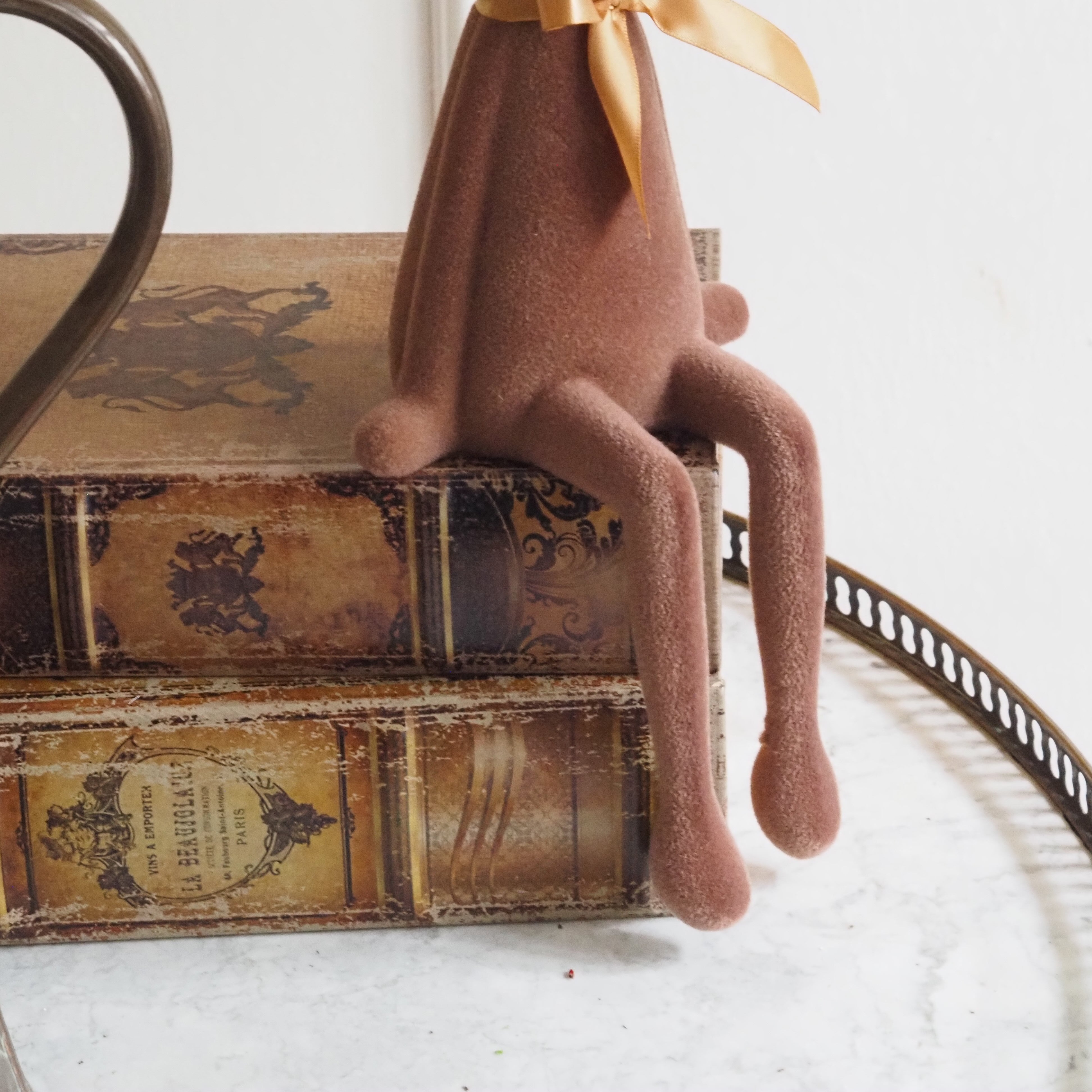 Sitzender Osterhase · geflockte Oberfläche · Frühlings- und Osterfigur