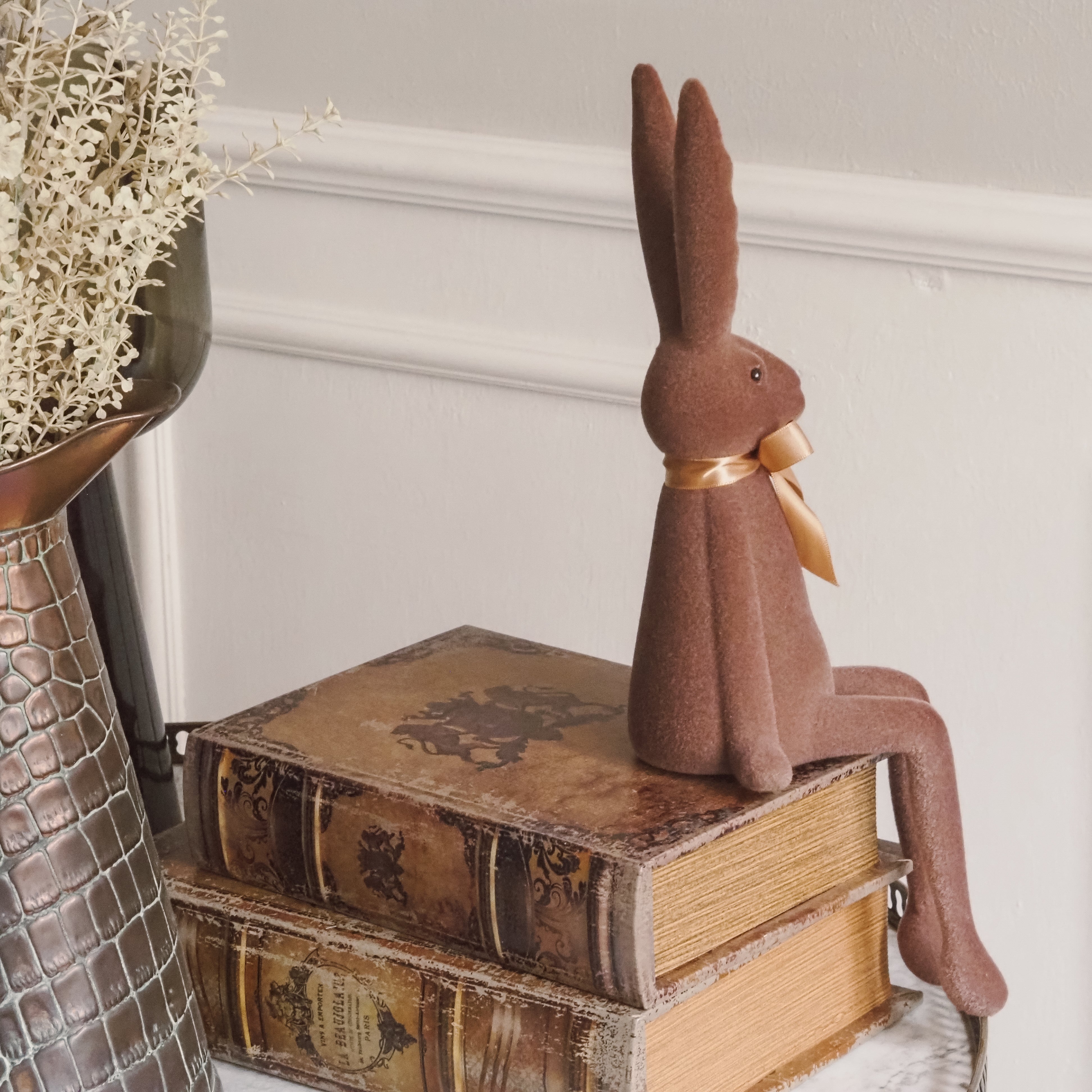 Sitzender Osterhase · geflockte Oberfläche · Frühlings- und Osterfigur