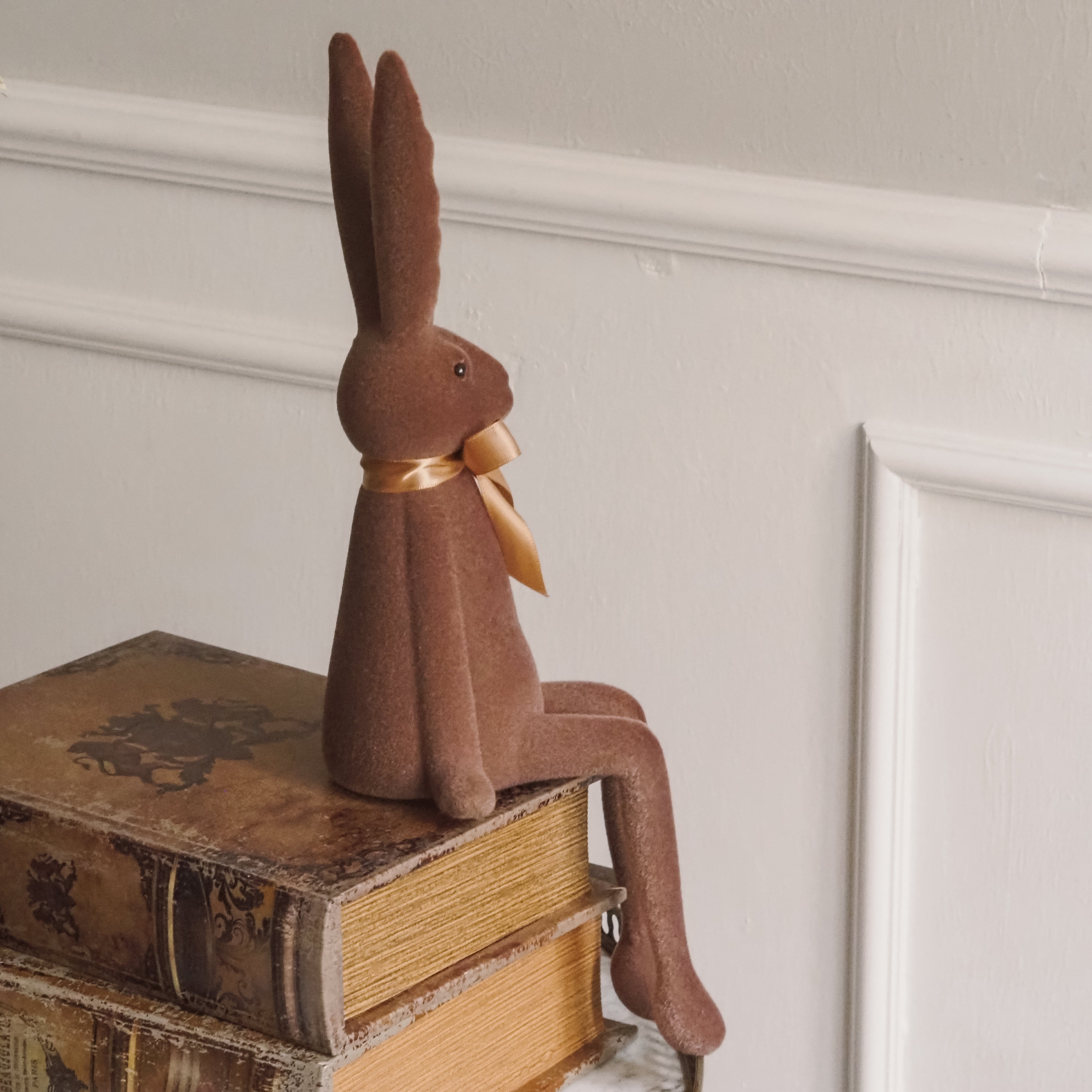 Sitzender Osterhase · geflockte Oberfläche · Frühlings- und Osterfigur