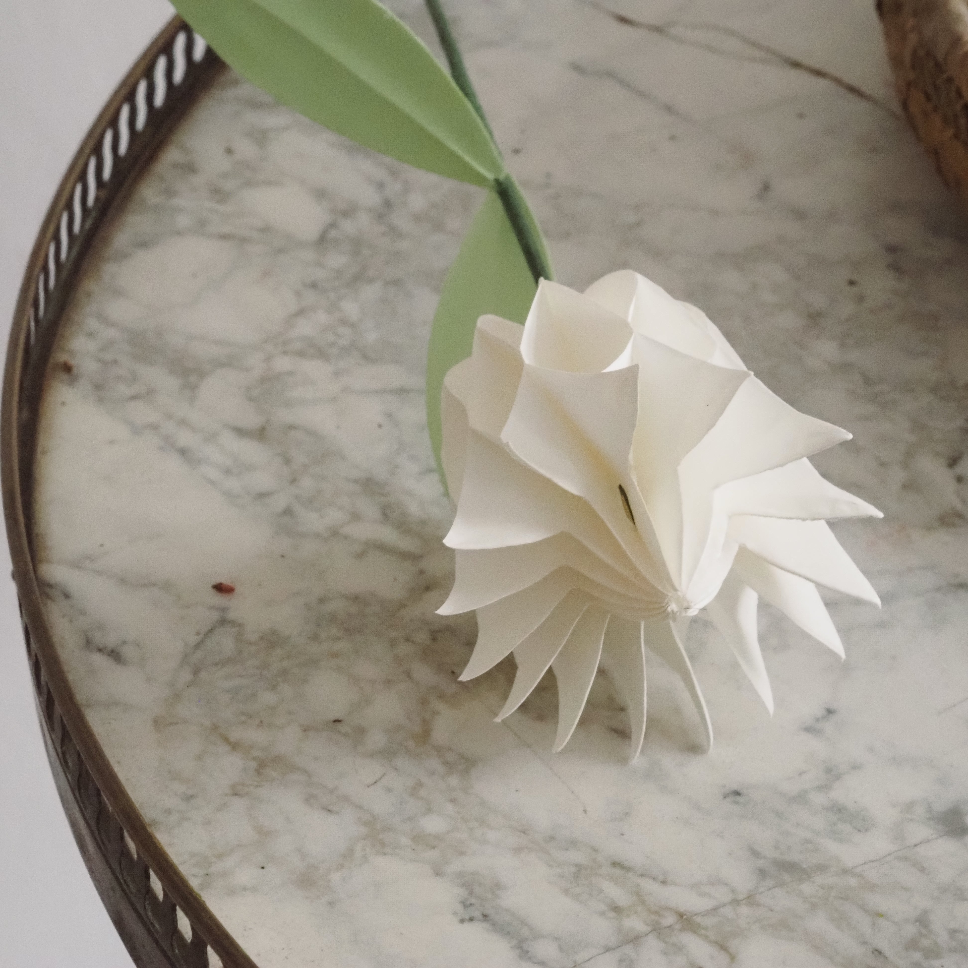 Papiertulpe in Weiß · Faltblüte mit Magnetverschluss / Frühlingsdeko