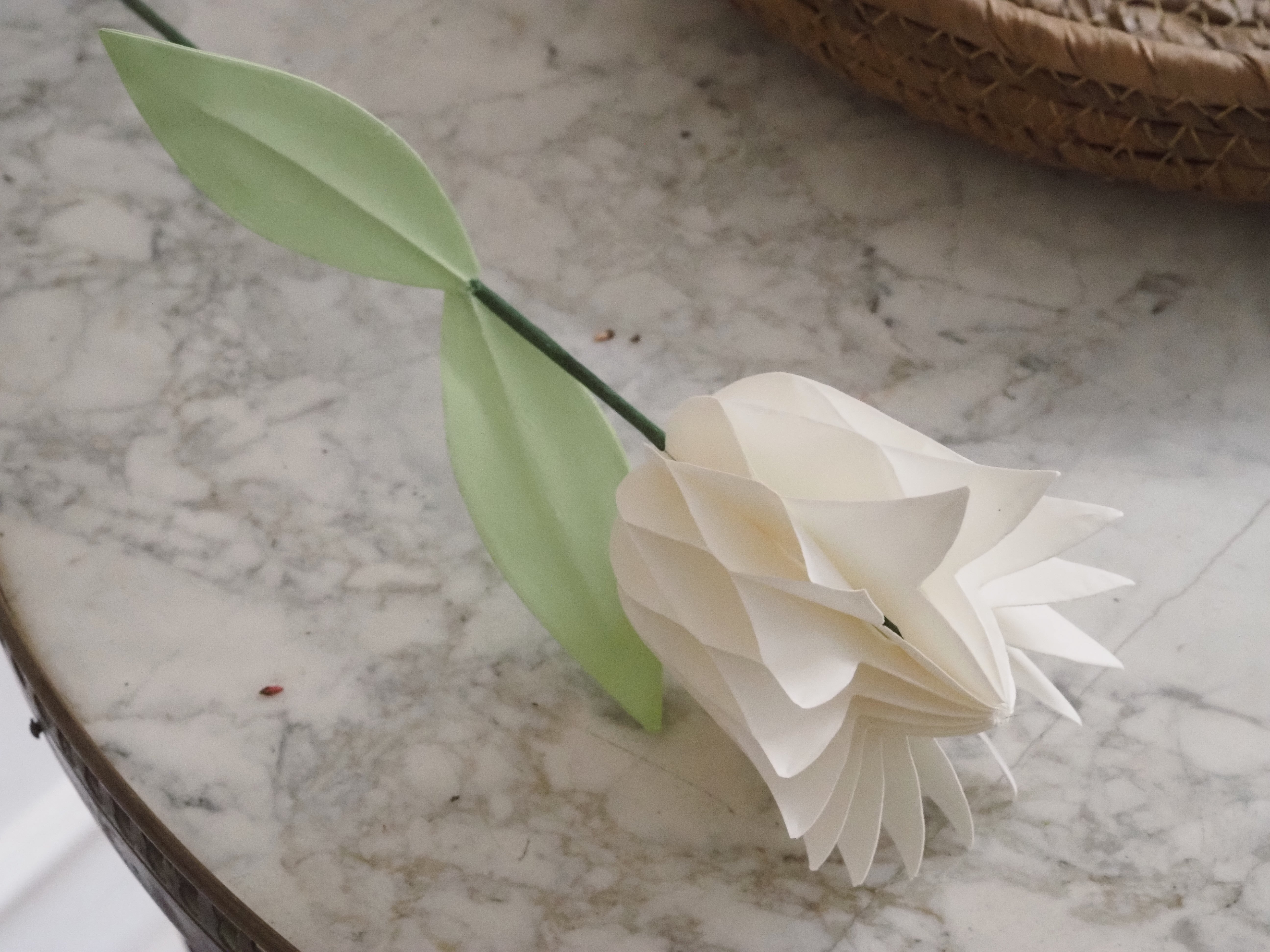 Papiertulpe in Weiß · Faltblüte mit Magnetverschluss / Frühlingsdeko