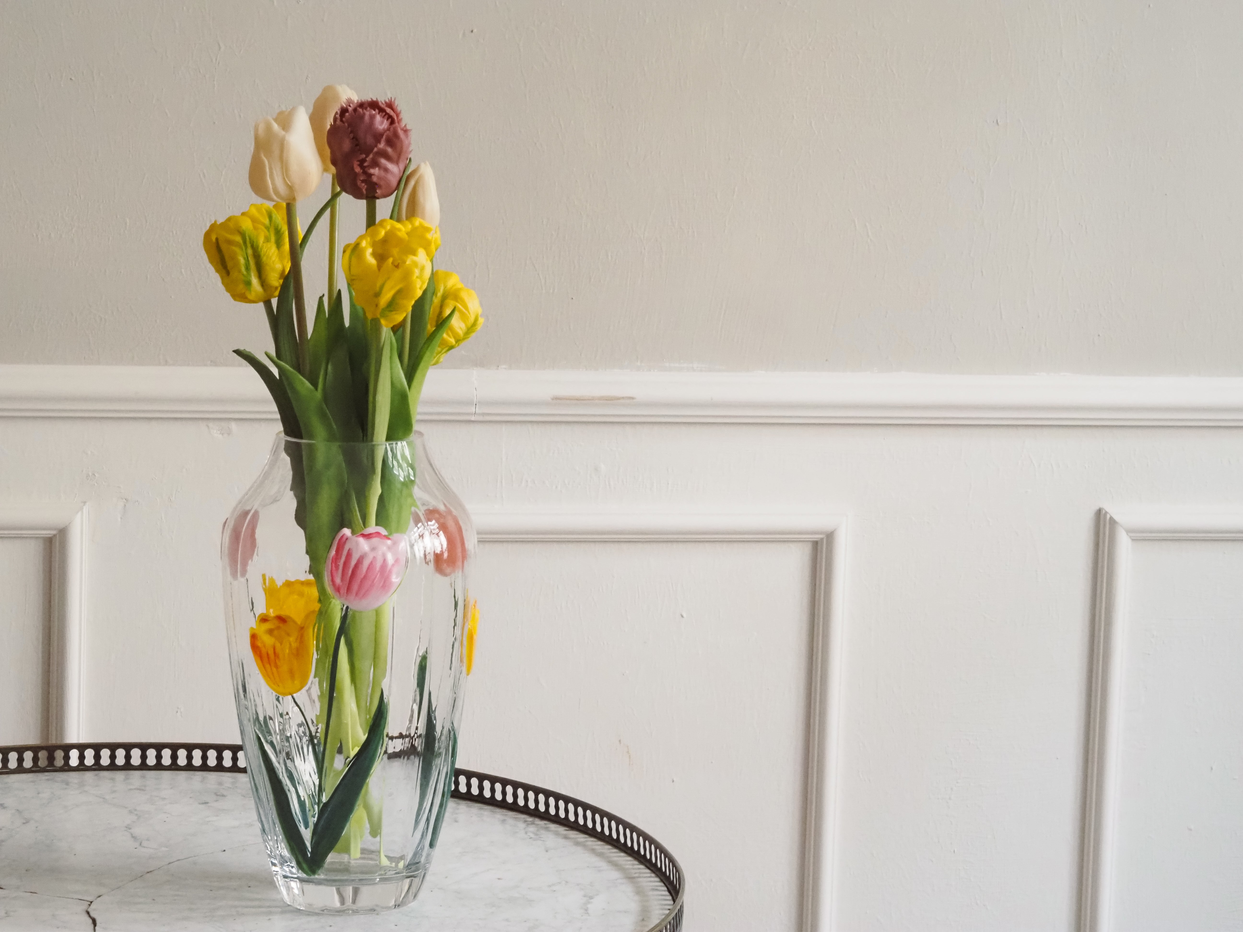 Glasvase mit Tulpenmotiv / Große Blumenvase Klarglas
