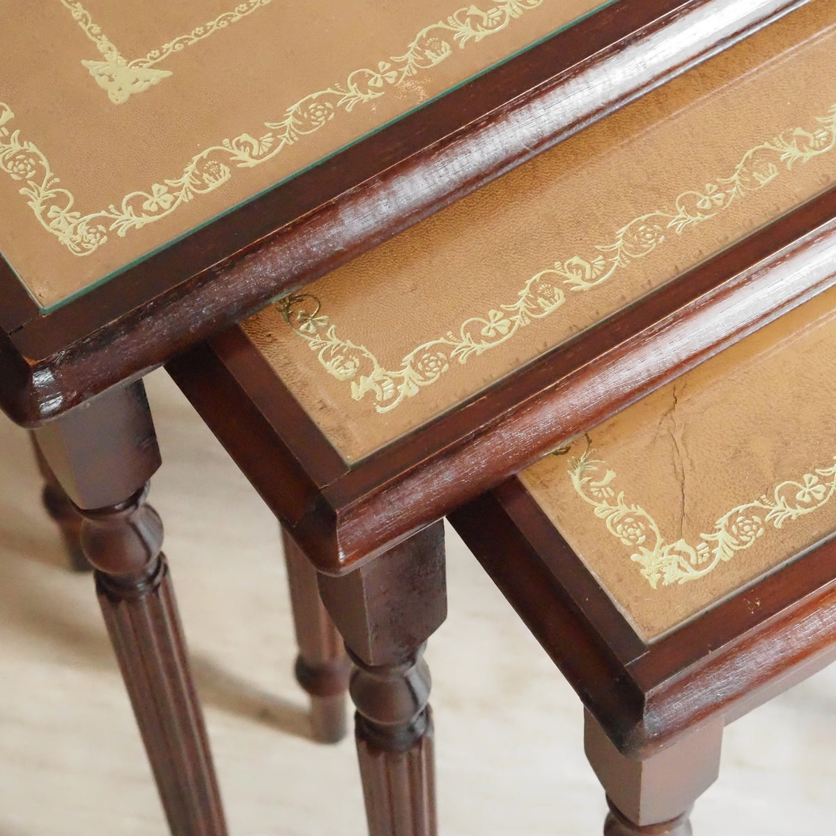 Satztische 3er Set Mahagoni im Regency-Stil mit Glasplatten