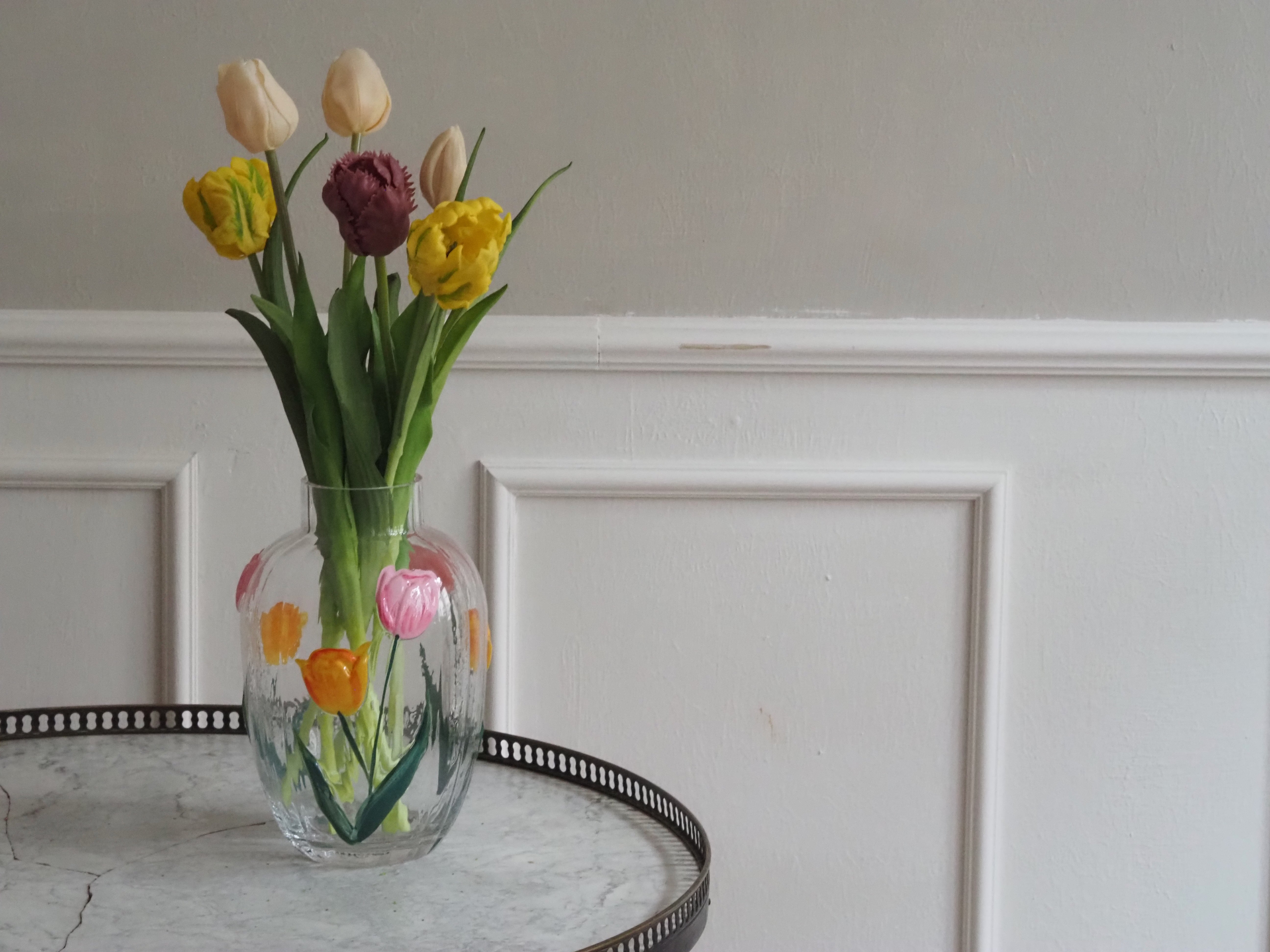 Glasvase mit Tulpenmotiv · handbemalte florale Dekorvase, Blumenvase