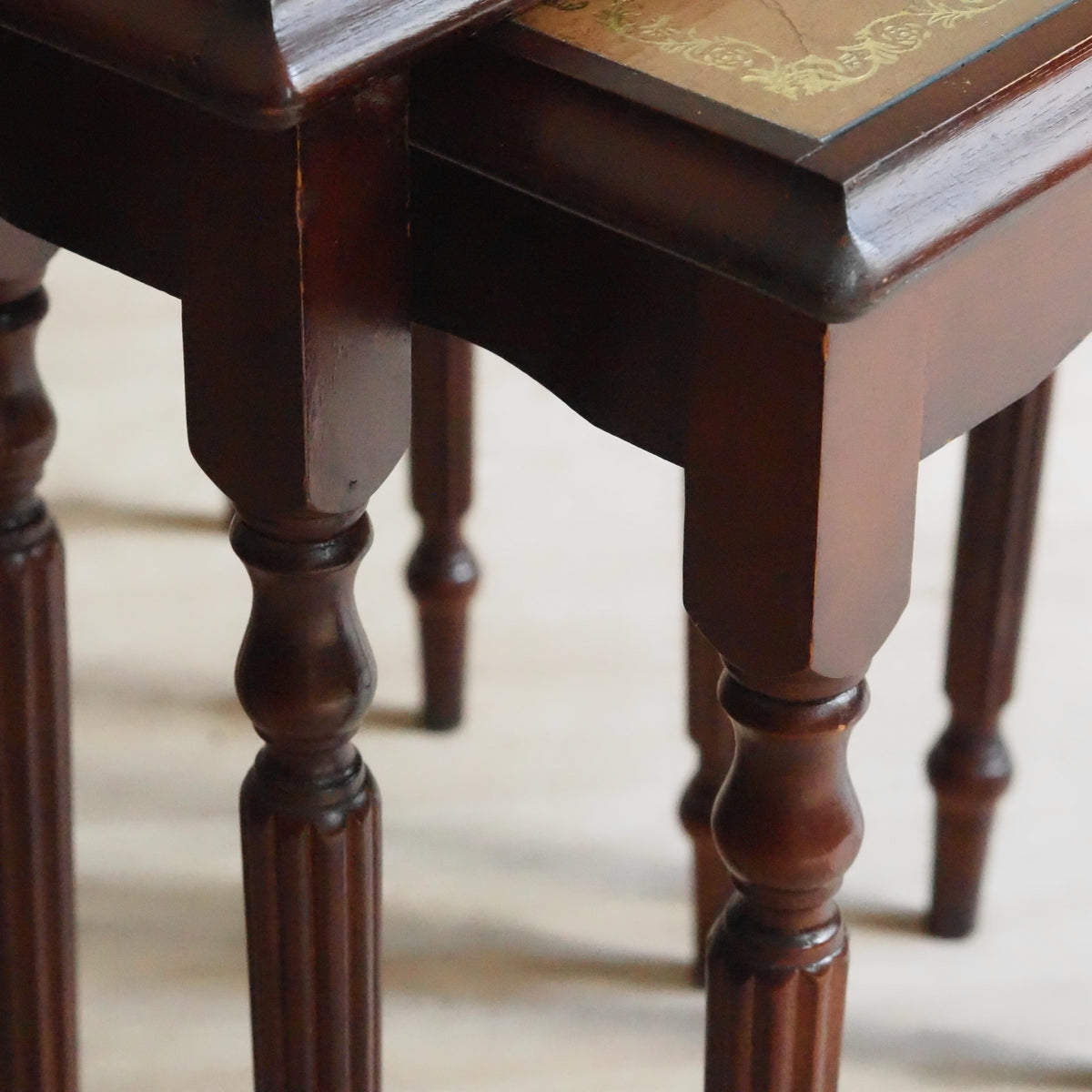 Satztische 3er Set Mahagoni im Regency-Stil mit Glasplatten