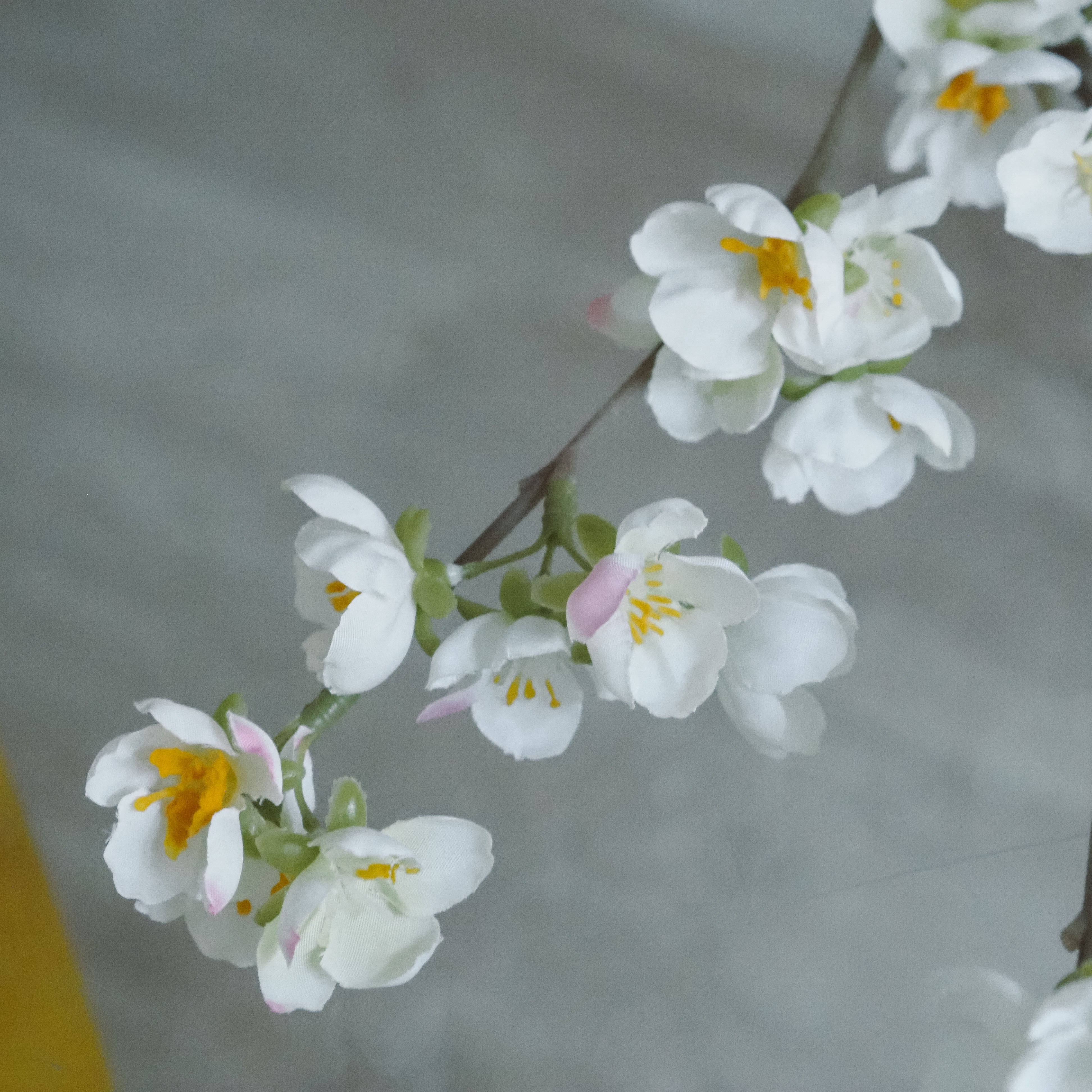 Blütenzweig · Kirschblüten-Interpretation / florales Dekorobjekt
