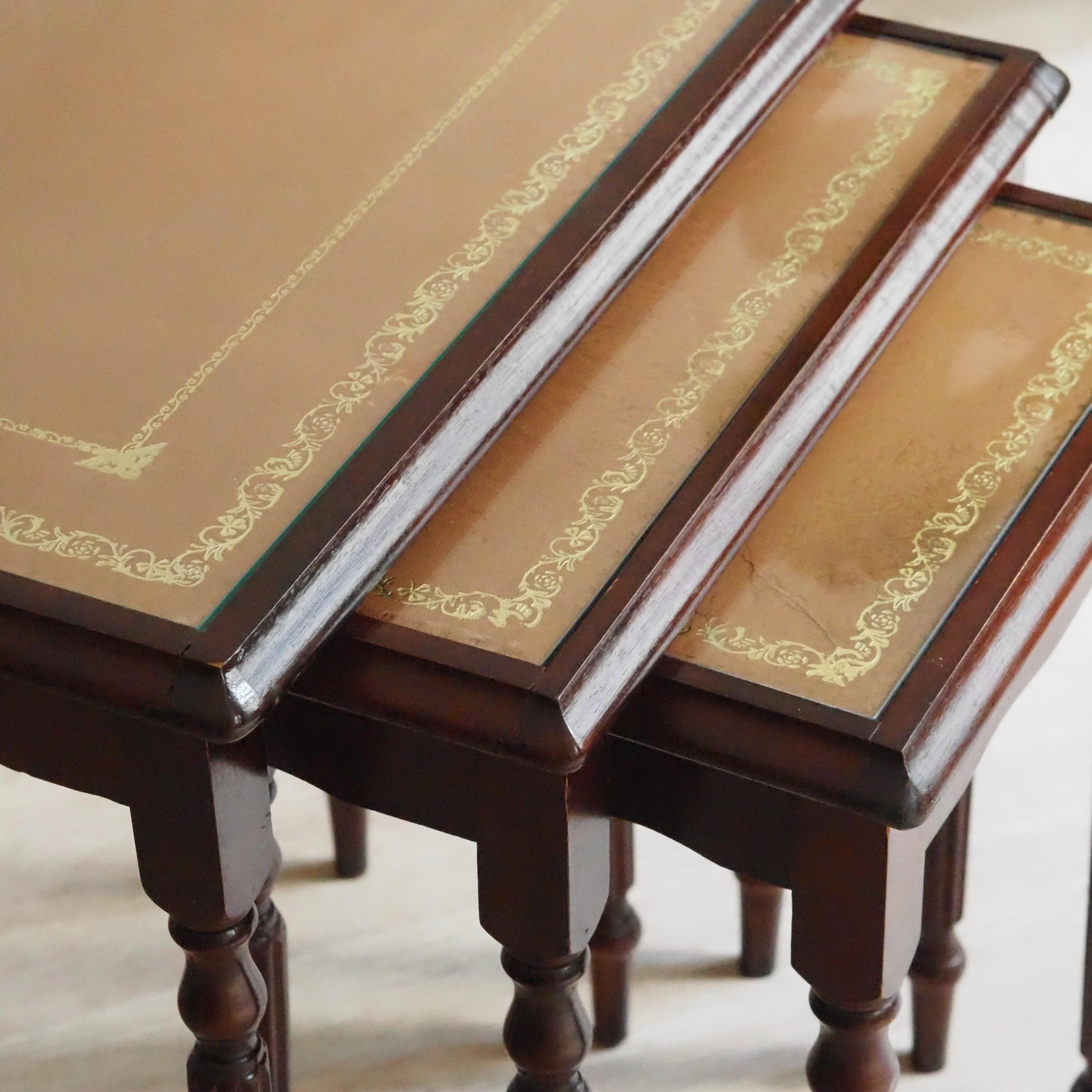 Satztische 3er Set Mahagoni im Regency-Stil mit Glasplatten