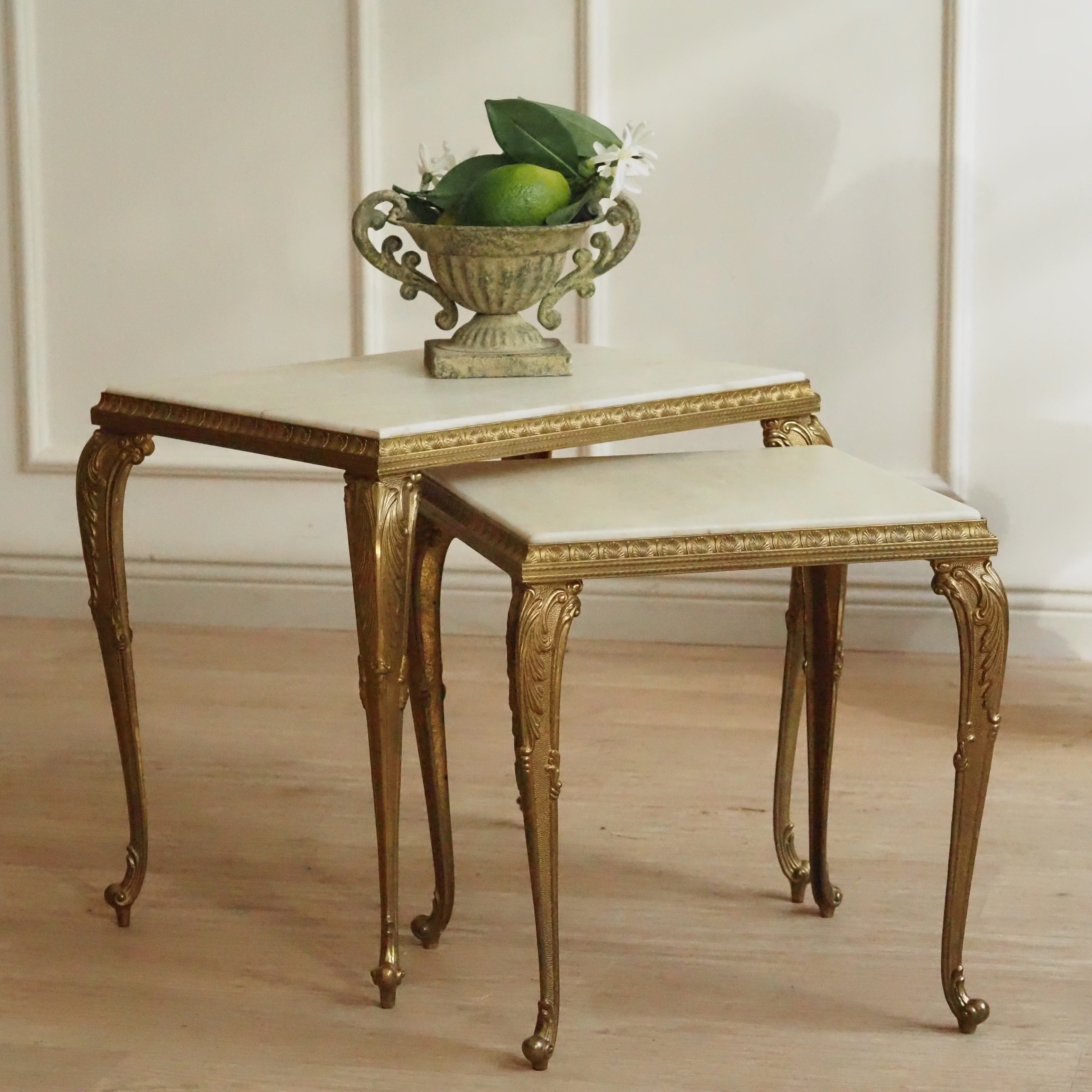 Satztische Messing Marmor, Louis XV Stil, um 1950–1960